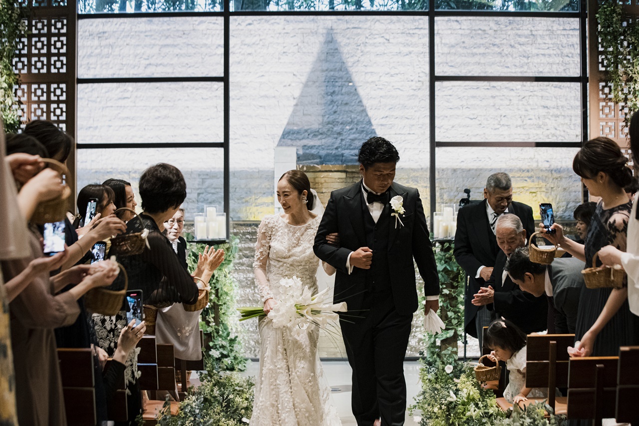 新婦様をエスコートする新郎様はブラック フォーマルのショールカラーをお選びくださいました