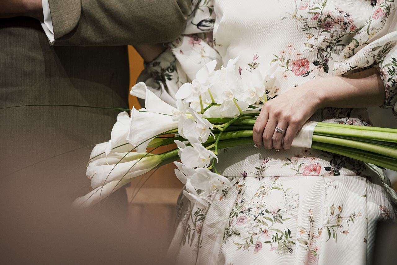 モニーク ルイリエのフラワープリントのカラードレスを引き立てるグリーンとホワイトのブーケ