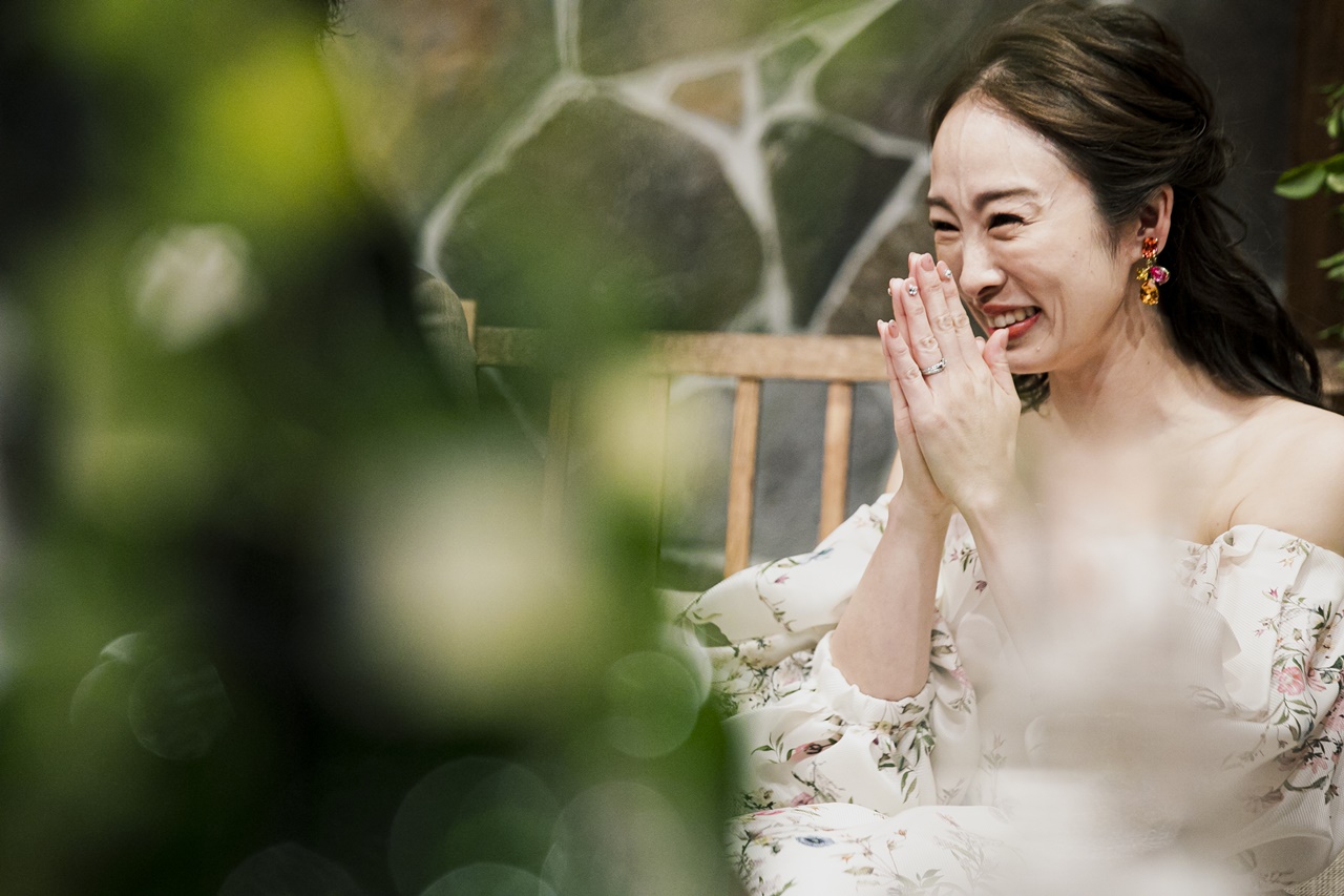 新婦様をより柔らかく見せるダウンヘアに合わせるのはオスカー デ ラ レンタのアイキャッチーなカラフルのイヤリングです