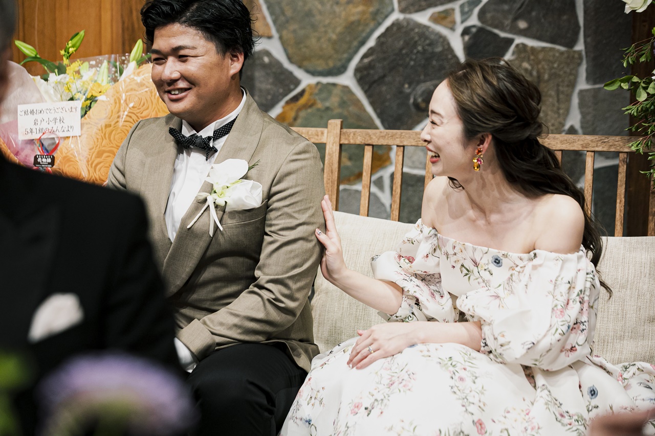 新郎様はベージュのジャケットへチェンジすることでよりモニーク ルイリエのカラードレスにマッチします