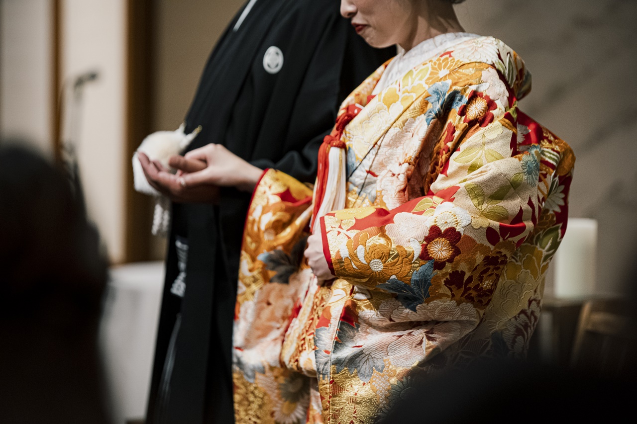 お色直しは牡丹と菊をメインとした金駒刺繍も華やかな色打掛で登場です