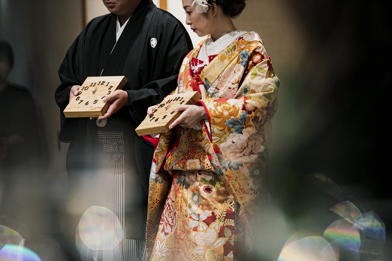 新郎様は羽二重の紋付袴をお召しになり男性らしい凛としたお姿にお色直しをされました