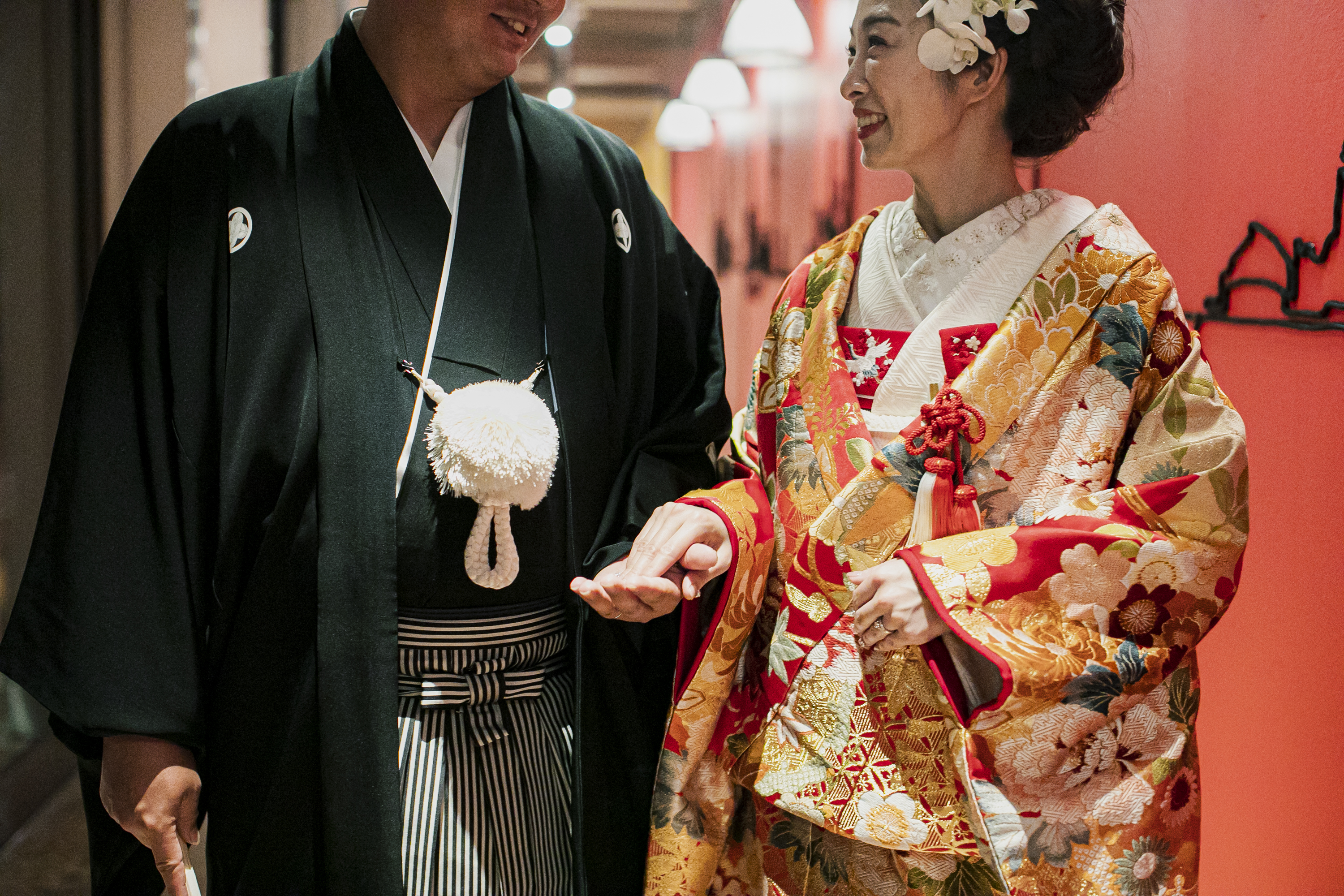 色鮮やかな色打掛に赤の小物を合わせることでより華やかさと豪華さを演出します