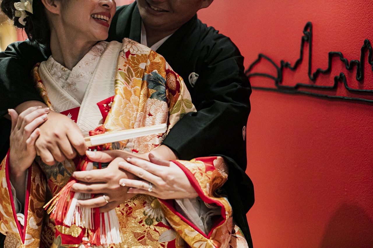 ウィズ ザ スタイルのフォトスポットでもあるピンクの壁にも映える豪華な色打掛と紋付はトリート ドレッシングでご用意しております