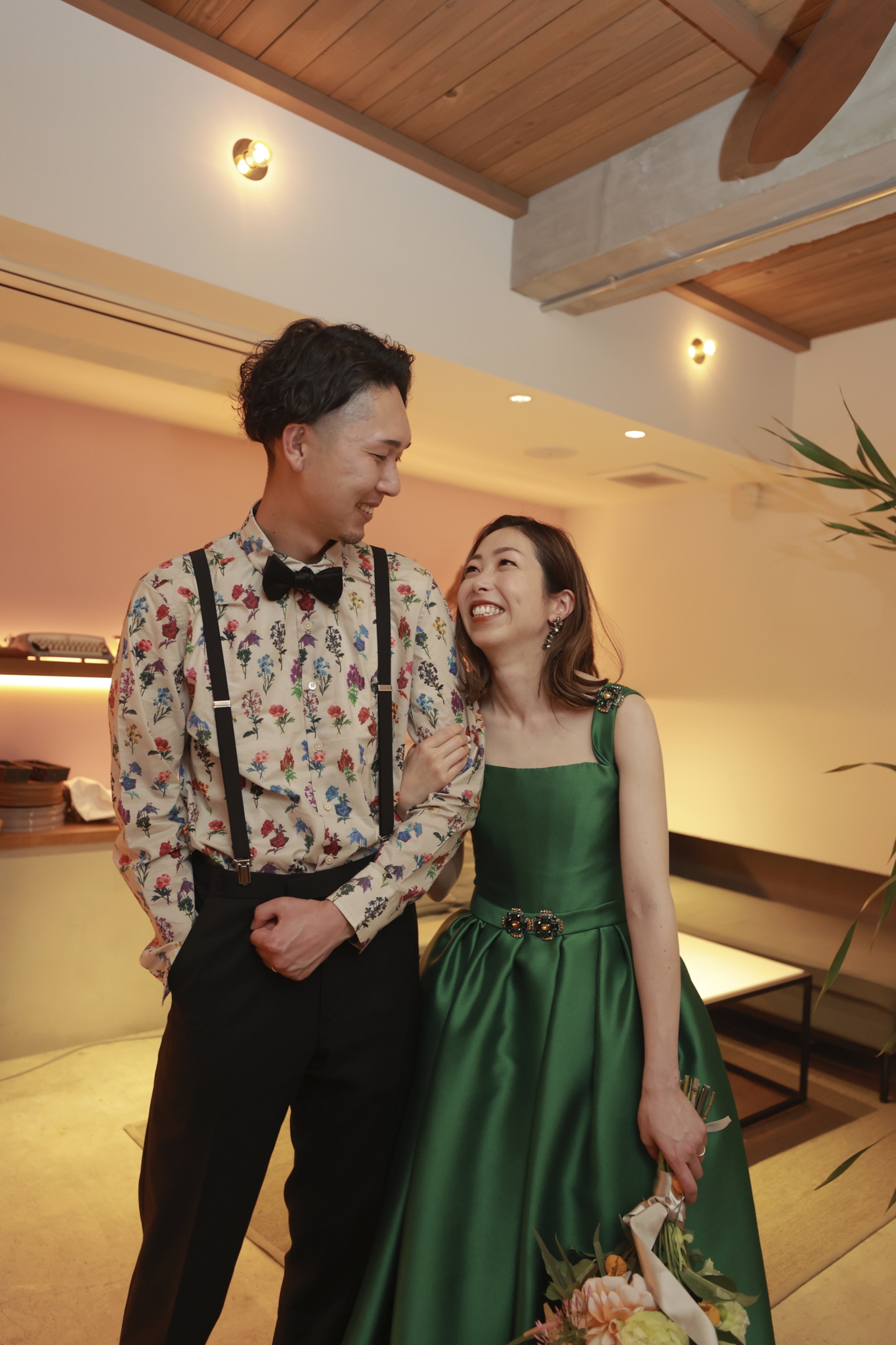 ビビットカラーのカラードレス