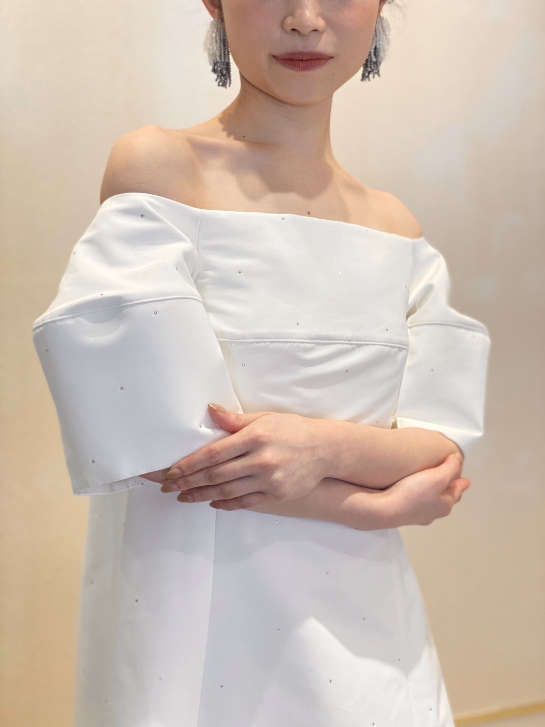 ザ トリート ドレッシング大阪店よりご紹介するコクーンシルエットのウェディングドレスとシルバーイヤリングのコーディネート