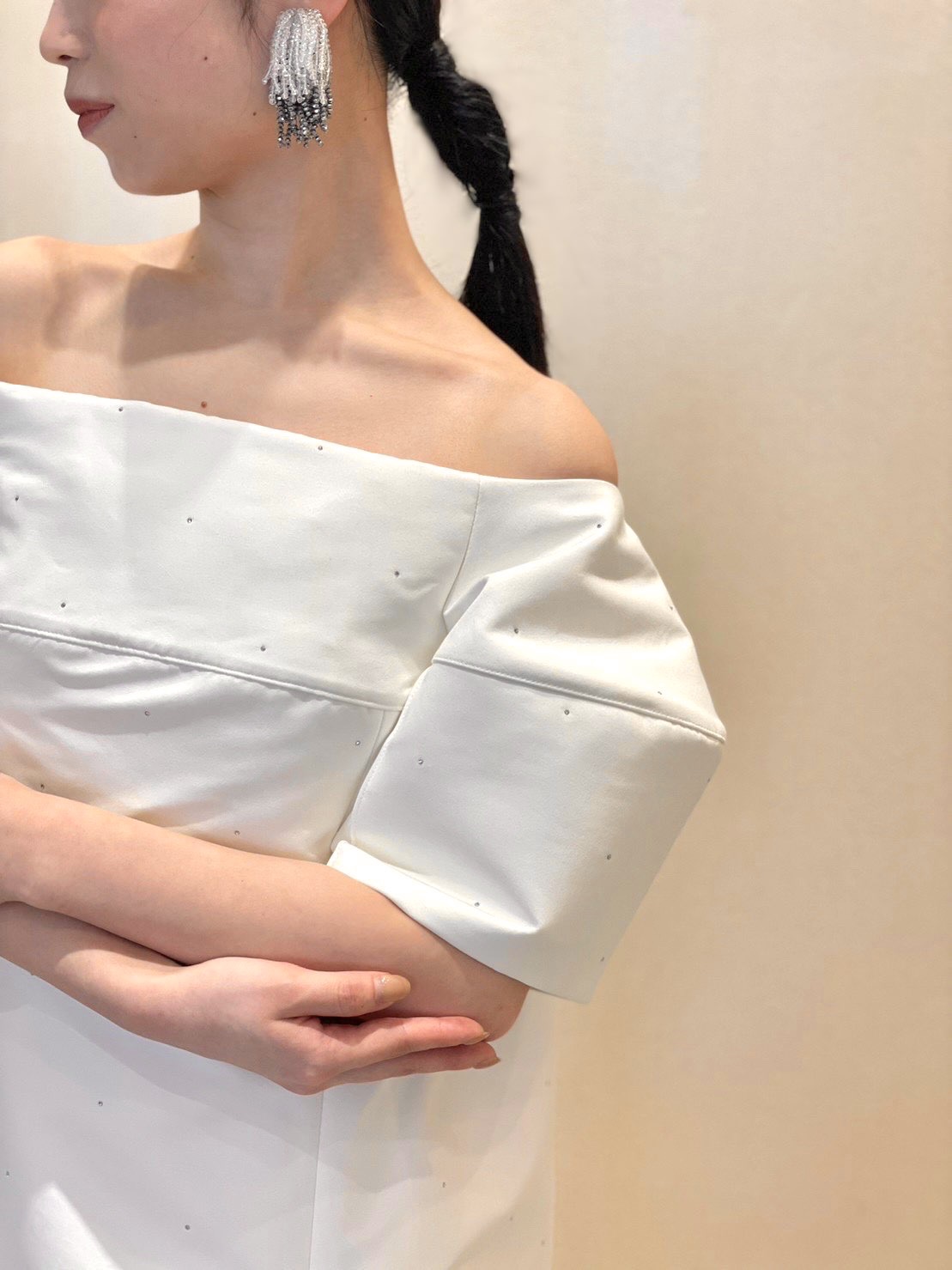 ザ トリート ドレッシング大阪店よりご紹介するパフスリーブとビジューのウェディングドレス