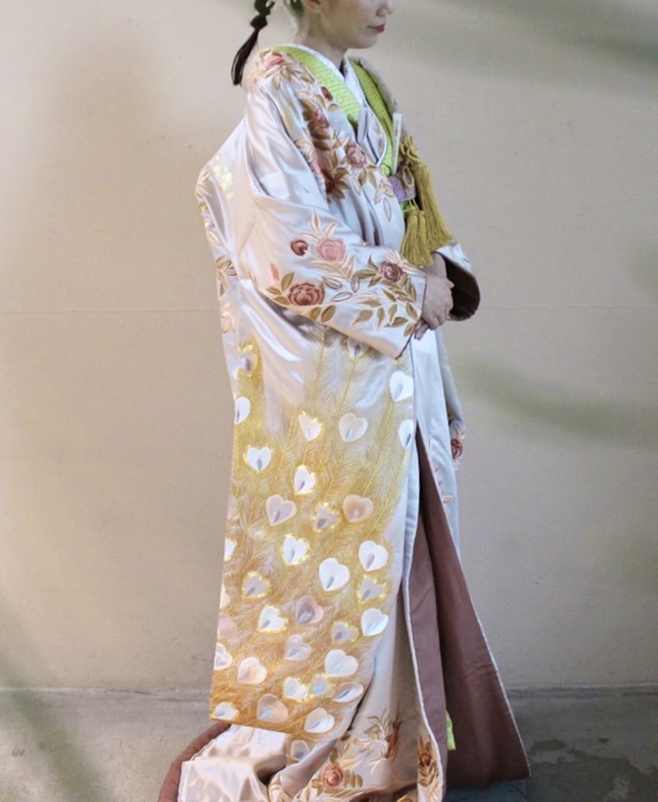 トリートドレッシングオリジナルの淡いパールブルーの色打掛は、ゴールドやピンク、くすみカラーがモダンでおしゃれな雰囲気の1着です