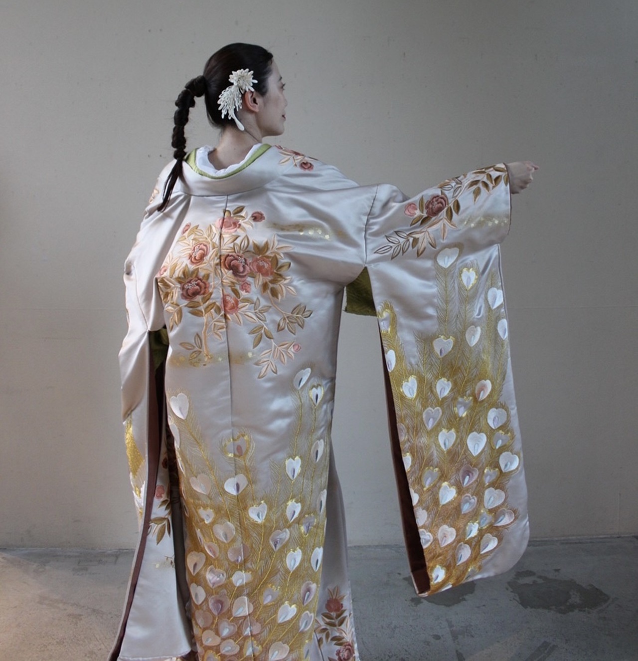 光沢のあるグレーの色味にくすみカラーのお花やハートのデザインからなるモダンなデザインは、個性を大事にされたい花嫁様におすすめ