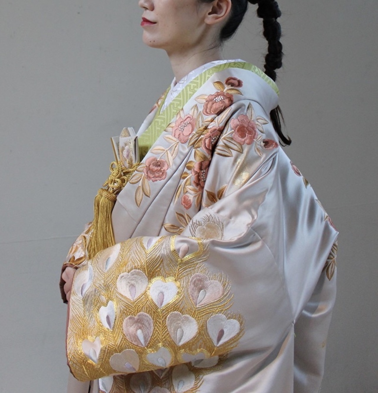 THE TREAT DRESSING福岡店でお召しいただけるトリートオリジナルの色打掛は、孔雀と芍薬の淡い色合いがおしゃれでかぶらないデザインです