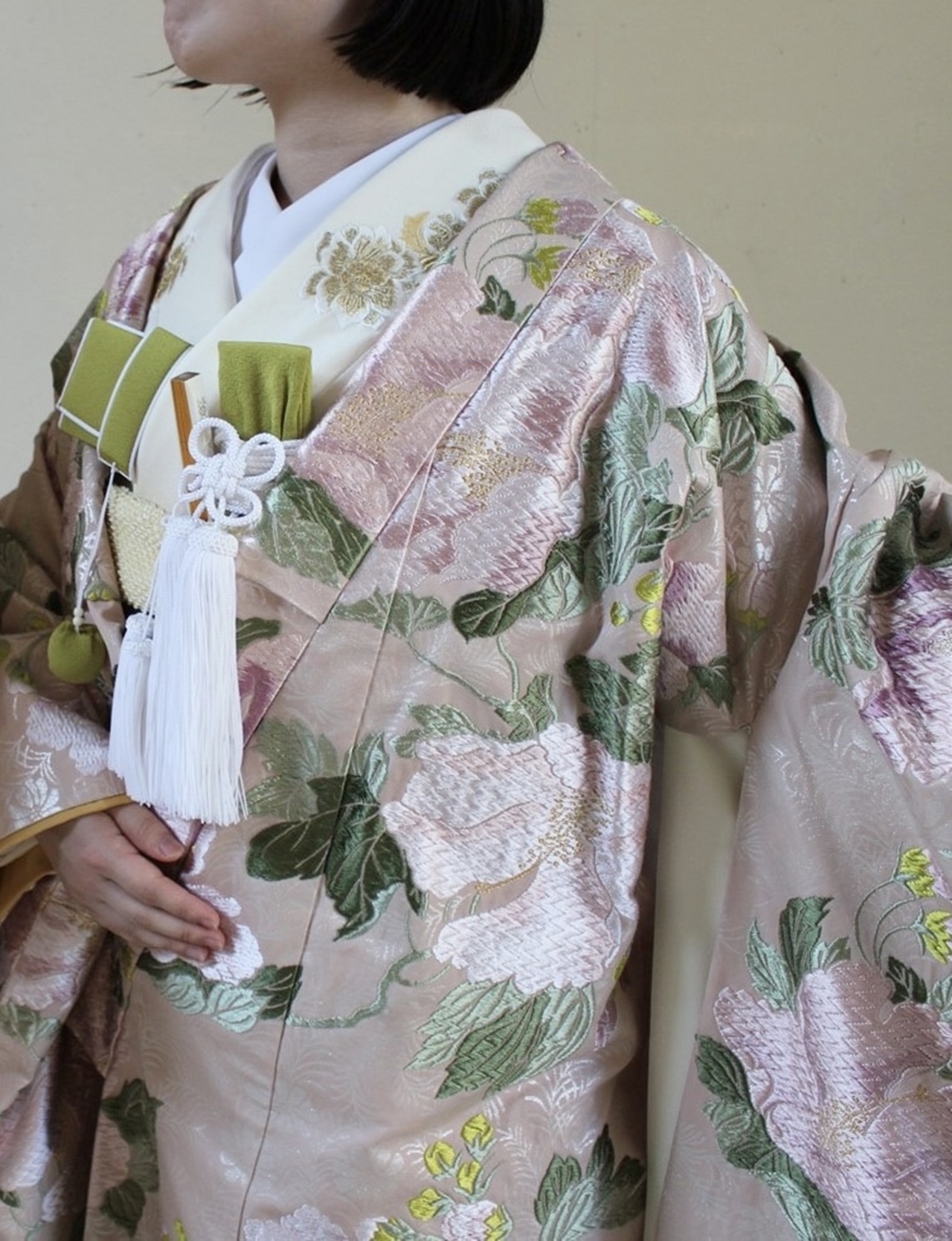 色打掛に合わせて胸元の筥迫と懐剣は黄緑を入れ、爽やかで明るい雰囲気のコーディネートに。