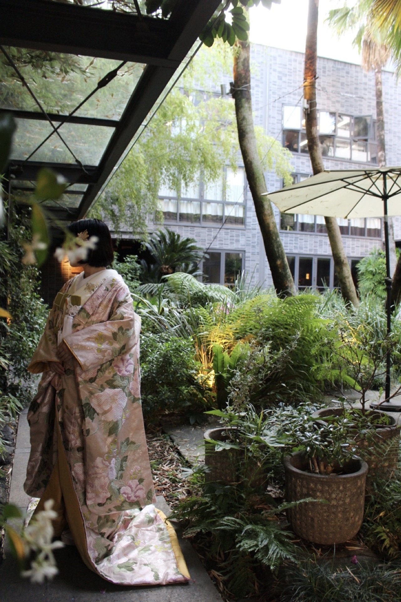 ウィズ ザ スタイル フクオカのカジュアルな会場には、淡いピンクのニュアンスカラーの色打掛が溶け込みながらも華やかな印象を醸し出します