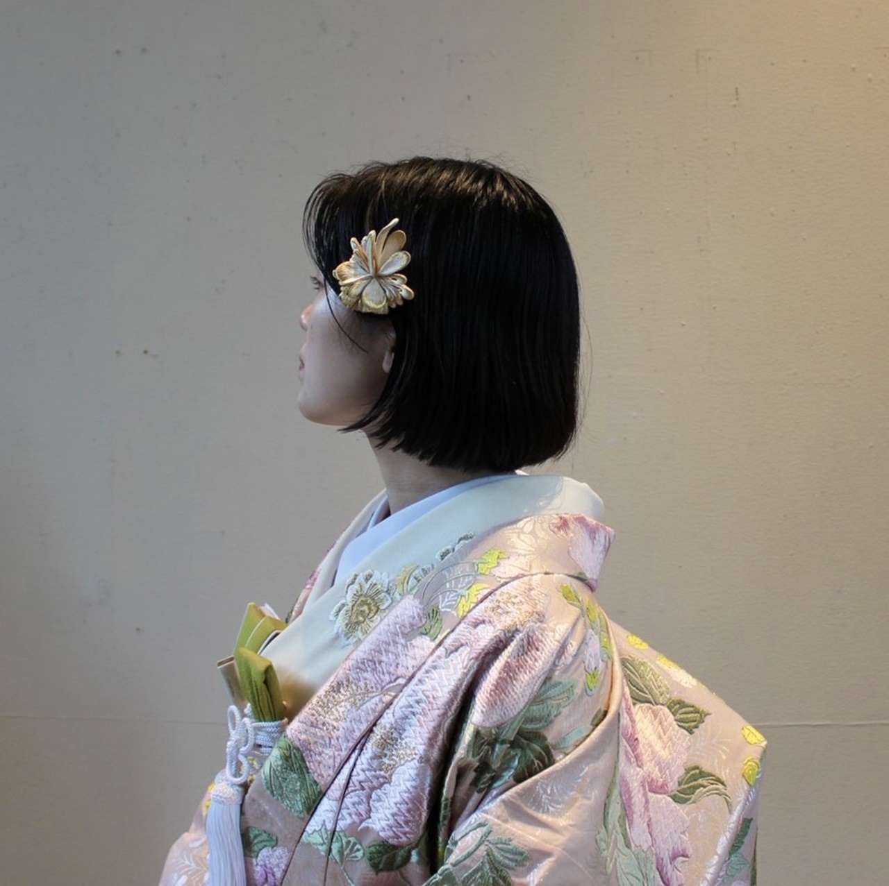 エミ タカザワのヘッドアクセサリーは、ボブスタイルを合わせるモダンな和装スタイルにもマッチします