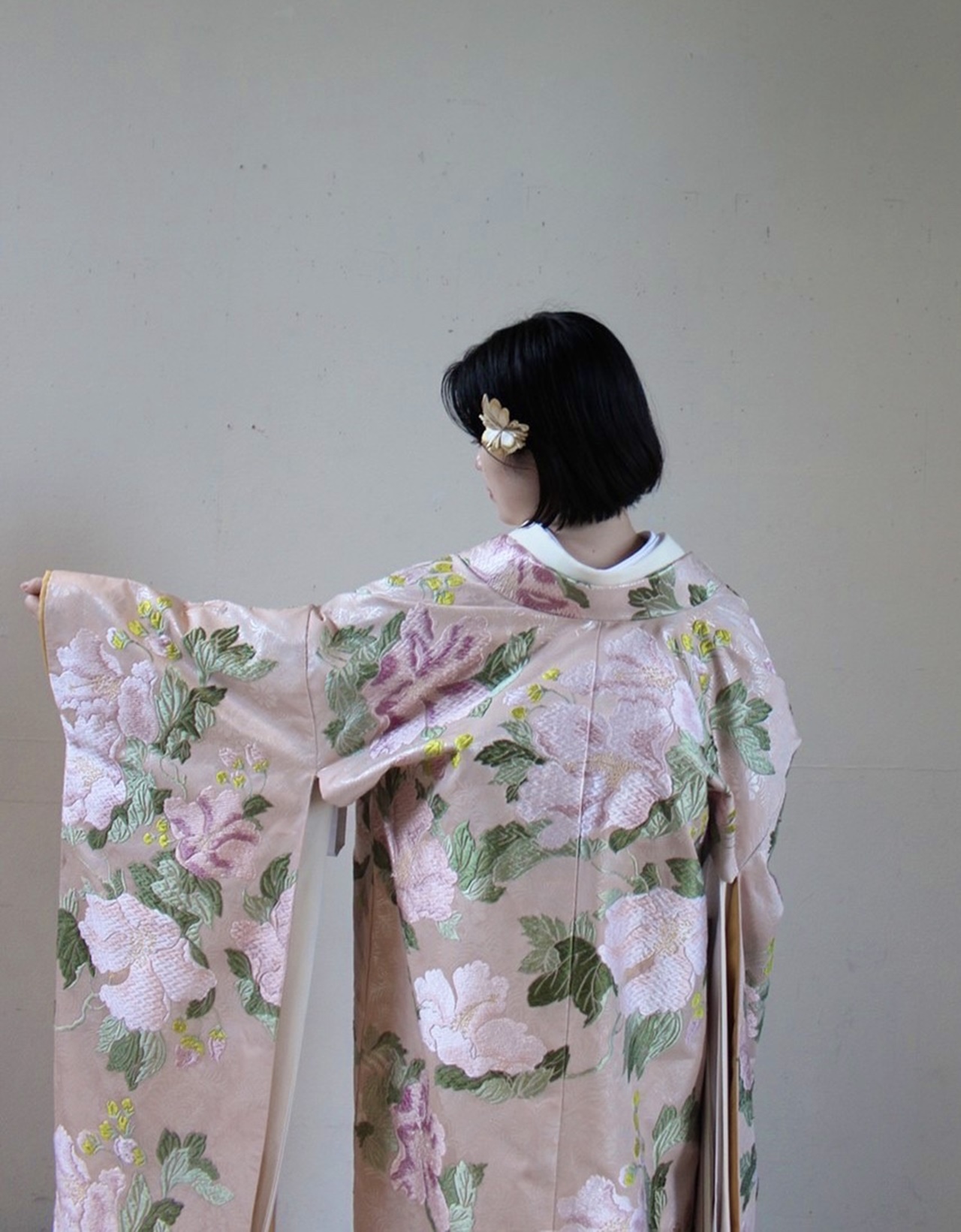 トリートドレッシングでレンタルいただける、全体に描かれた大ぶりの芙蓉の花々が清楚で華やかな印象の色打掛。