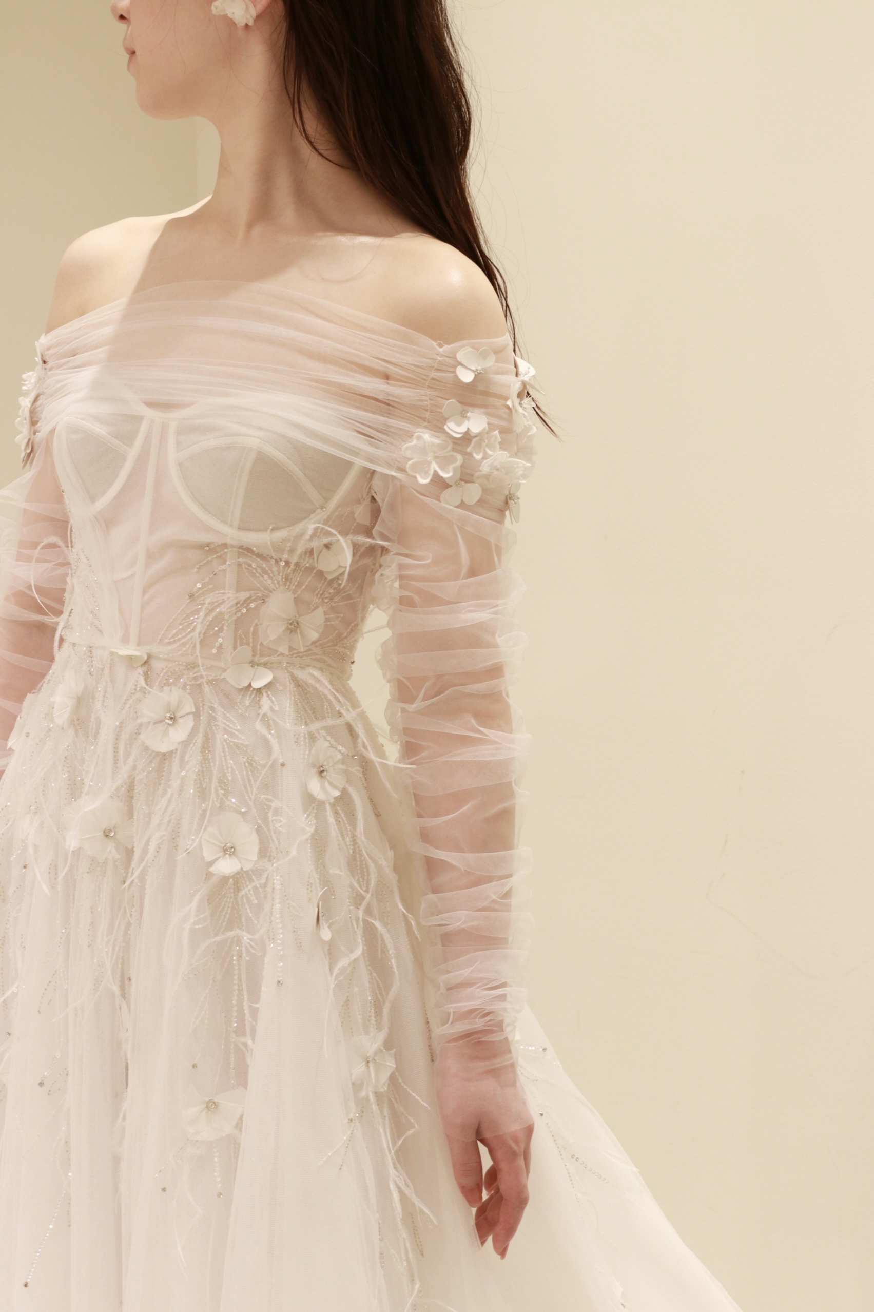 THE TREAT DRESSINGより3Dフラワーとフェザーを贅沢に施し、透明感溢れる城櫃なチュールを使用したAラインのウェディングドレスの紹介