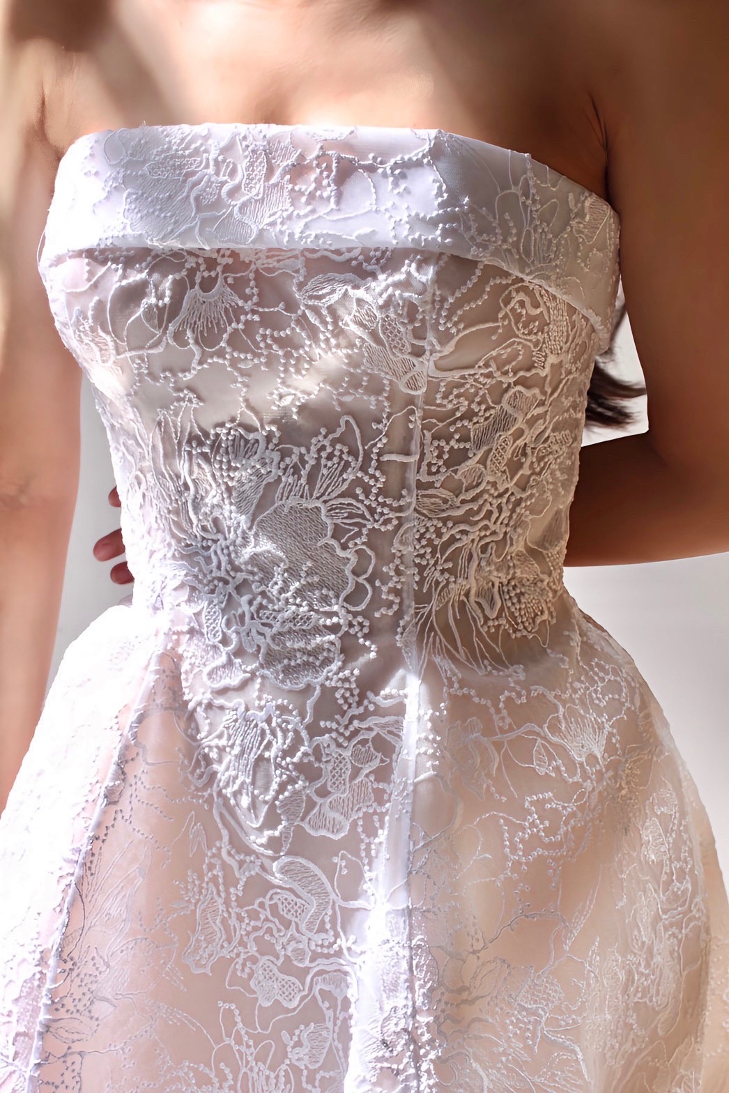 トリートドレッシングのレースが美しい LIZ MARTINEZの新作ウェディングドレスです