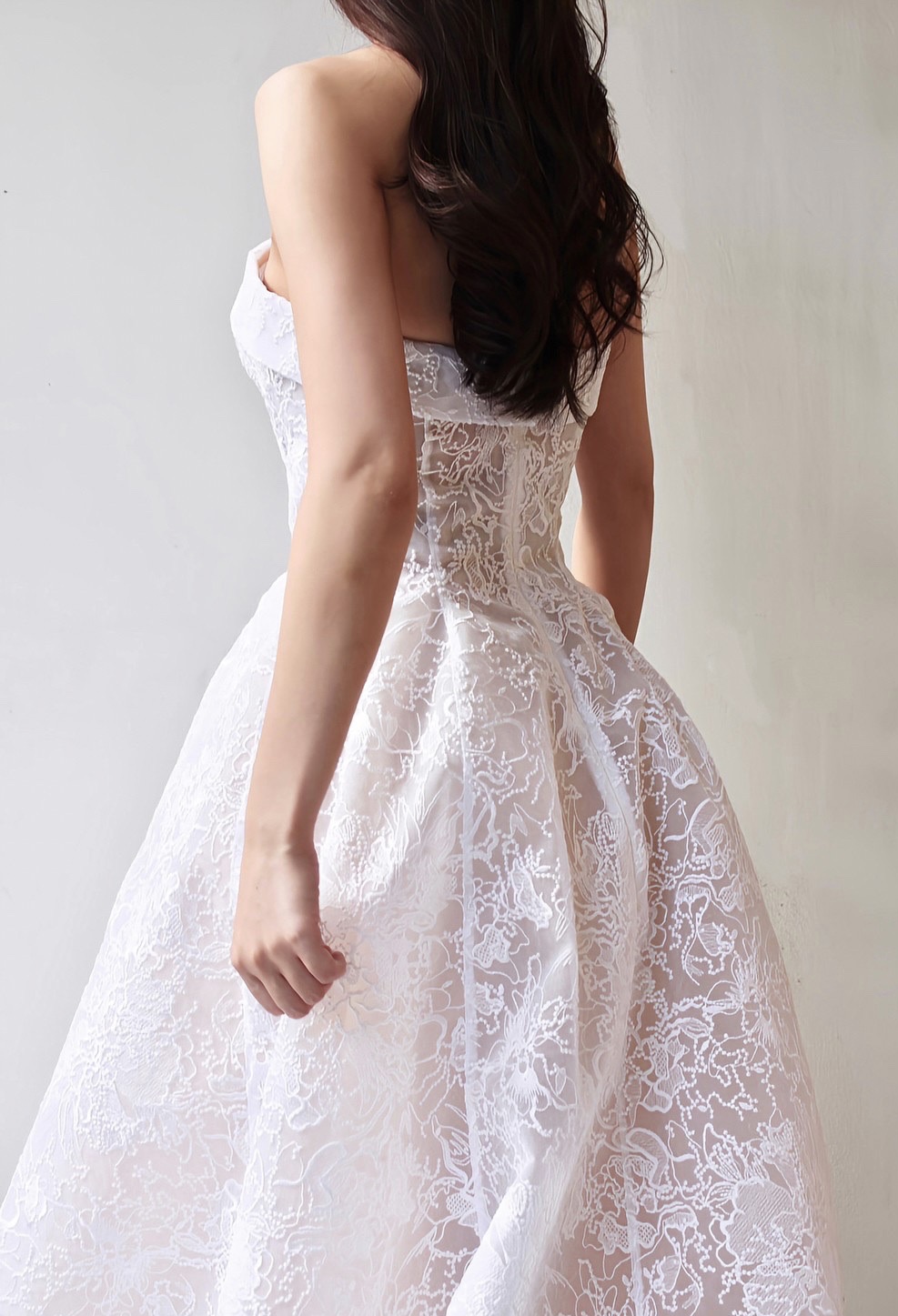 トリートのおしゃれなプリンセスラインの LIZ MARTINEZ新作ウェディングドレスです