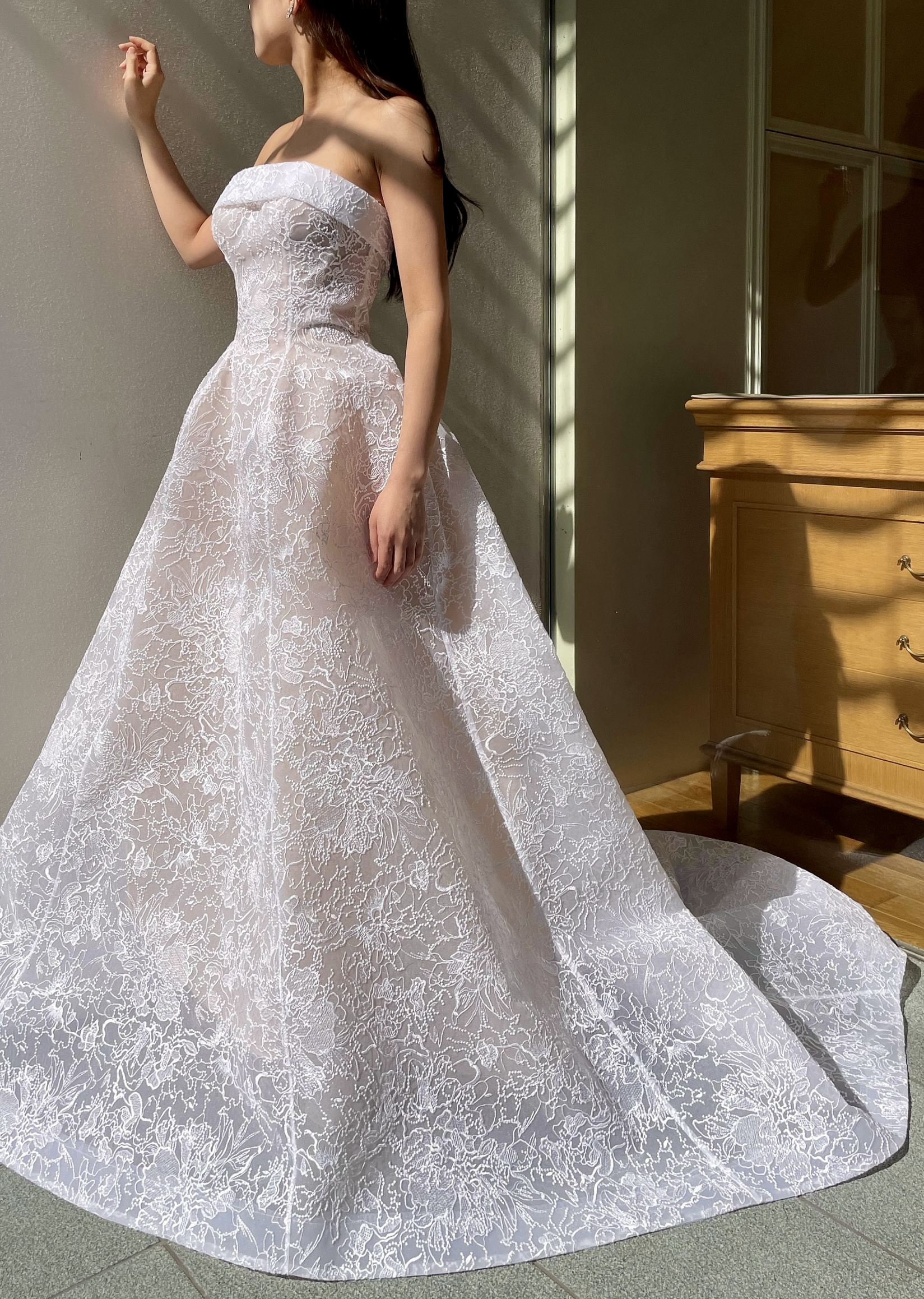 ザトリートドレッシングの中東ブランドのお洒落な LIZ MARTINEZのウェディングドレスです