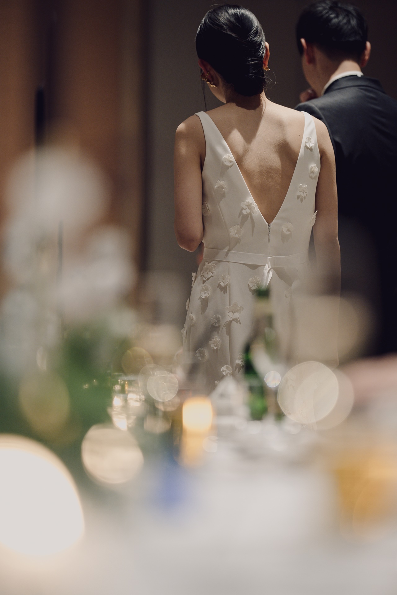 ホワイトとグリーンを基調としたシンプルな装花やブーケの中でおふたりらしさを引き出すヴィクター アンド ロルフ マリアージュのウエディングドレス