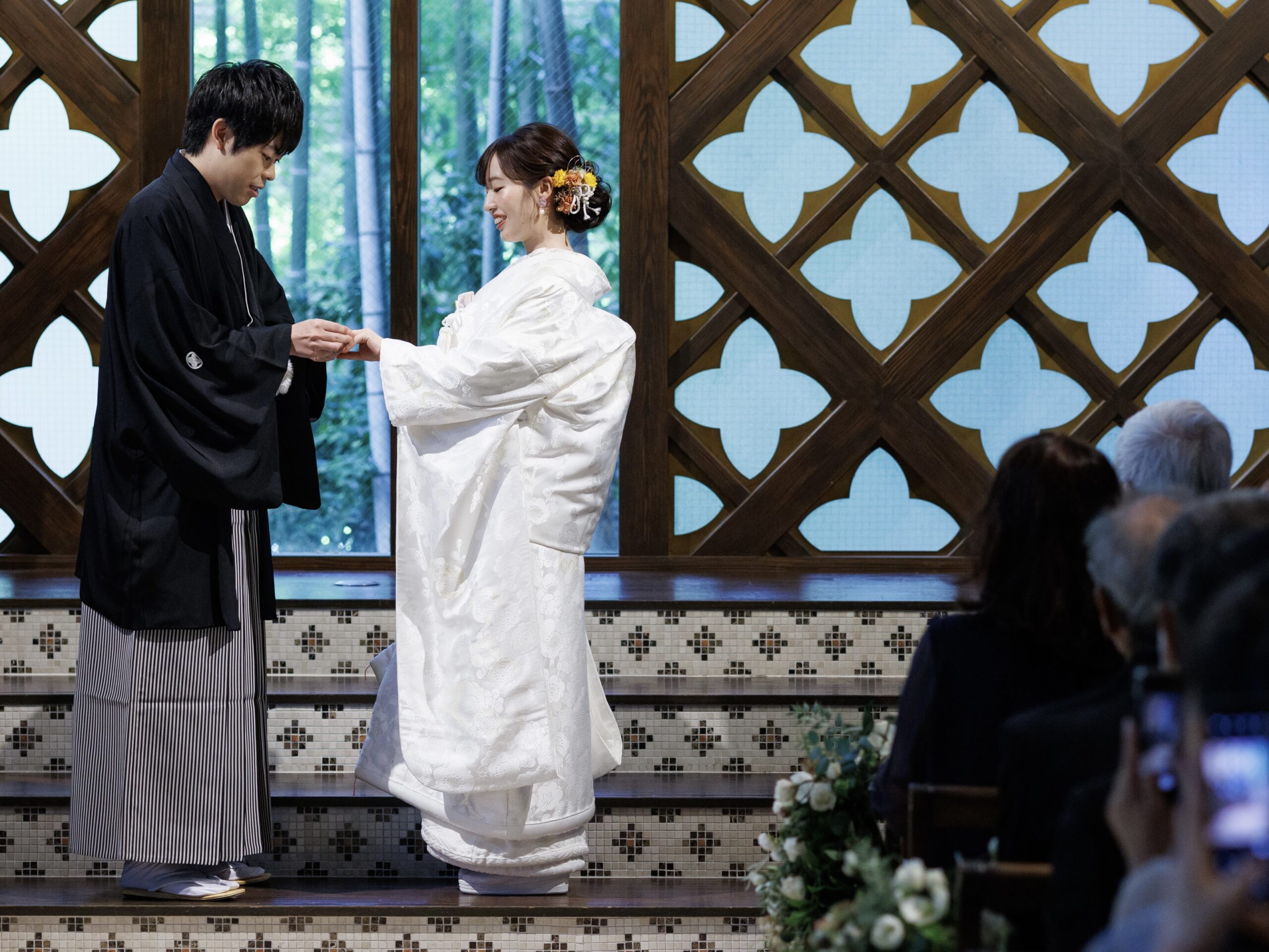 陽の光に包み込まれるフォーチュンガーデン京都のチャペルで京都らしい和装人前式