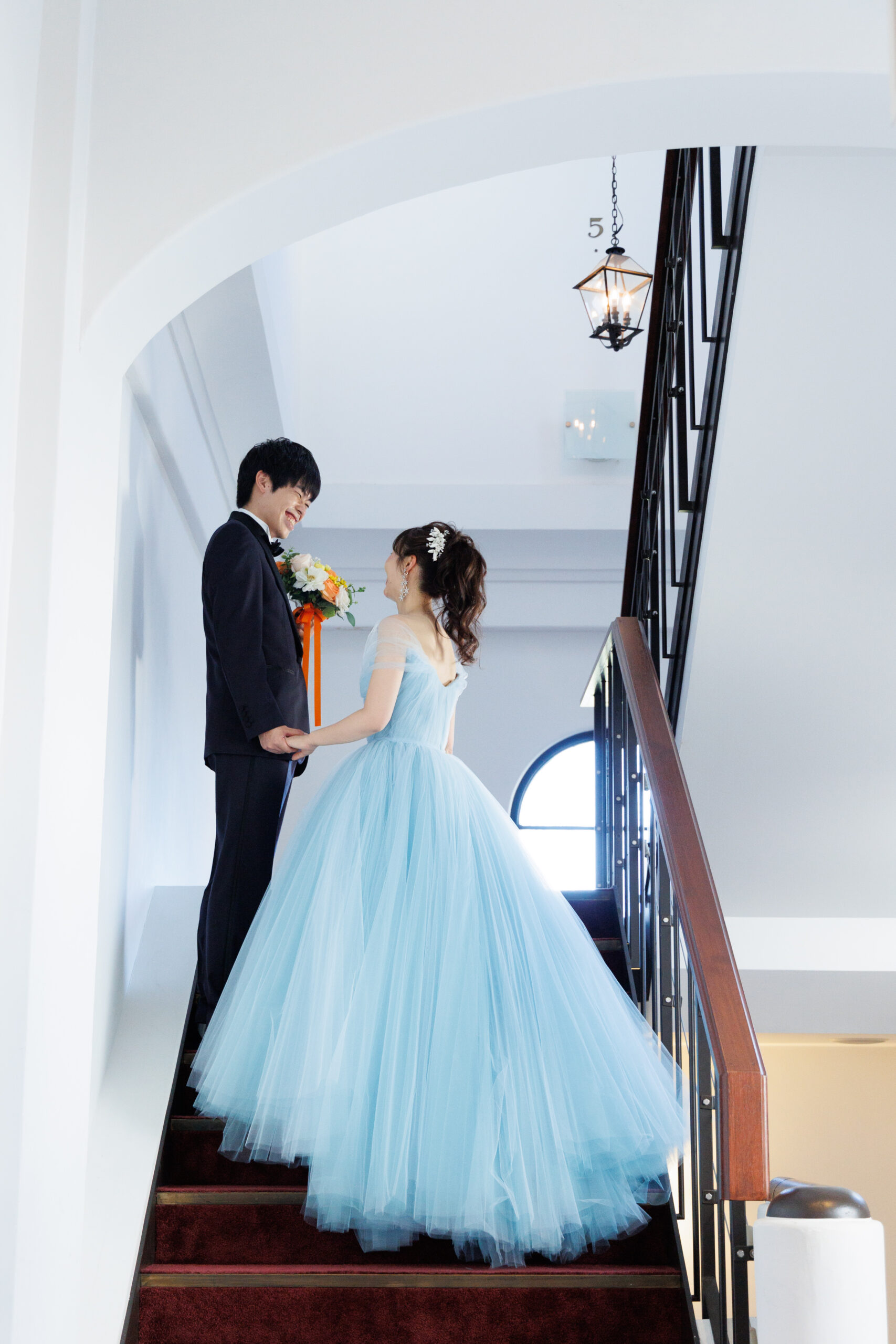 京都の結婚式場フォーチュンガーデン京都に合うバッグスタイルが華やかなプリンセスラインの水色のカラードレス