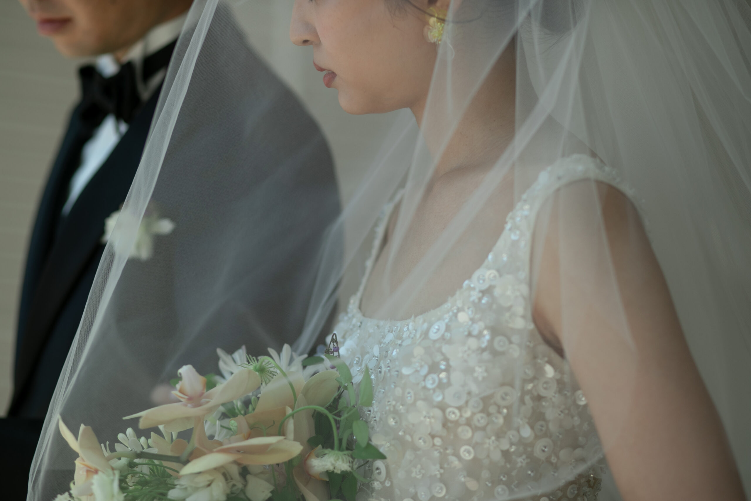 ザトリートドレッシングがおすすめするラグジュアリーブランドELIE SAAB BRIDE(エリー サーブ ブライド)のプリンセスラインのシルエットが豪華なビジューと3Dフラワーのモチーフが際立つウェディングドレスのご紹介