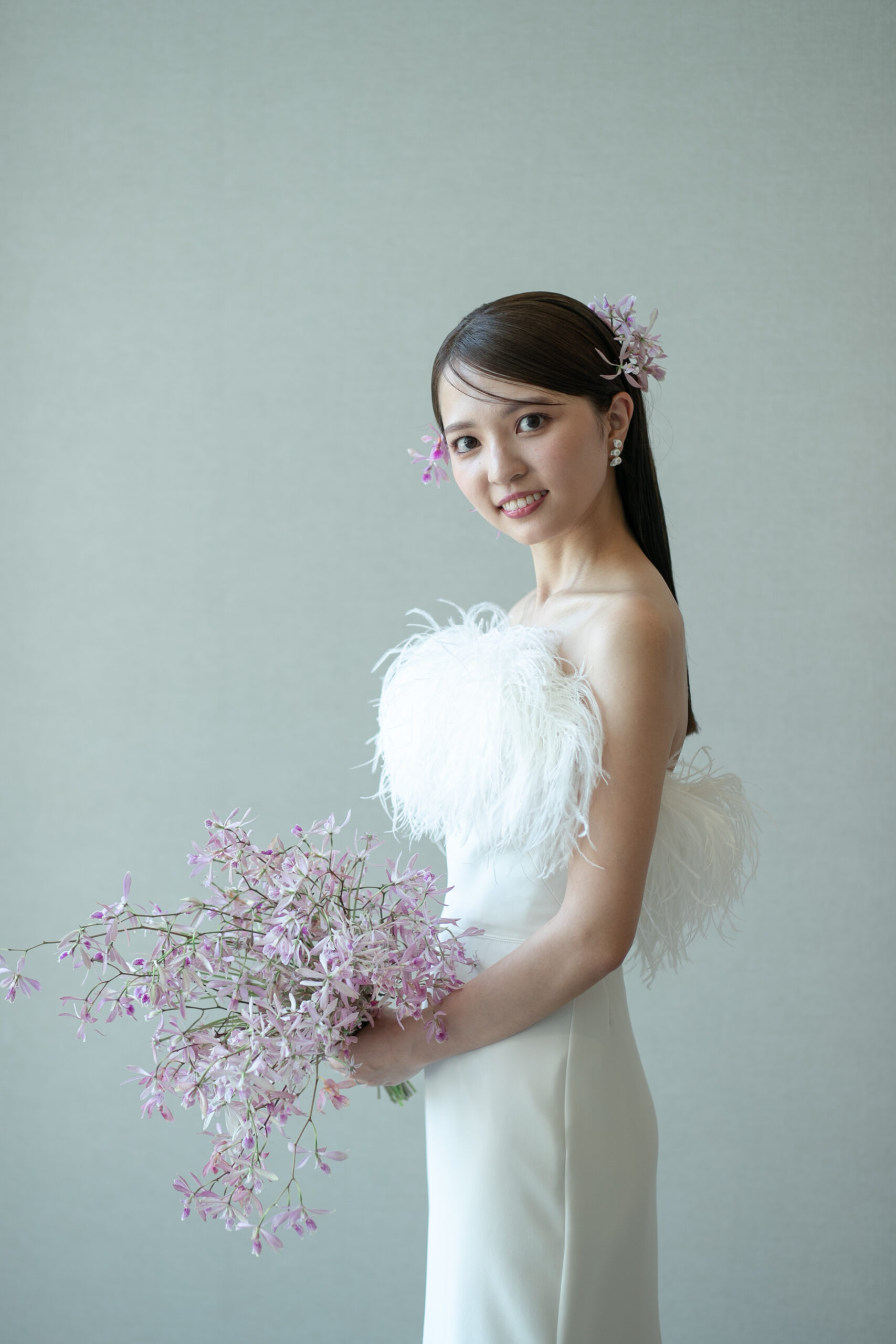 ザトリートドレッシングが取り扱っているJenny Packham(ジェニー パッカム)よりオーストリッチのフェザーのスレンダーラインのウェディングドレスのご紹介。