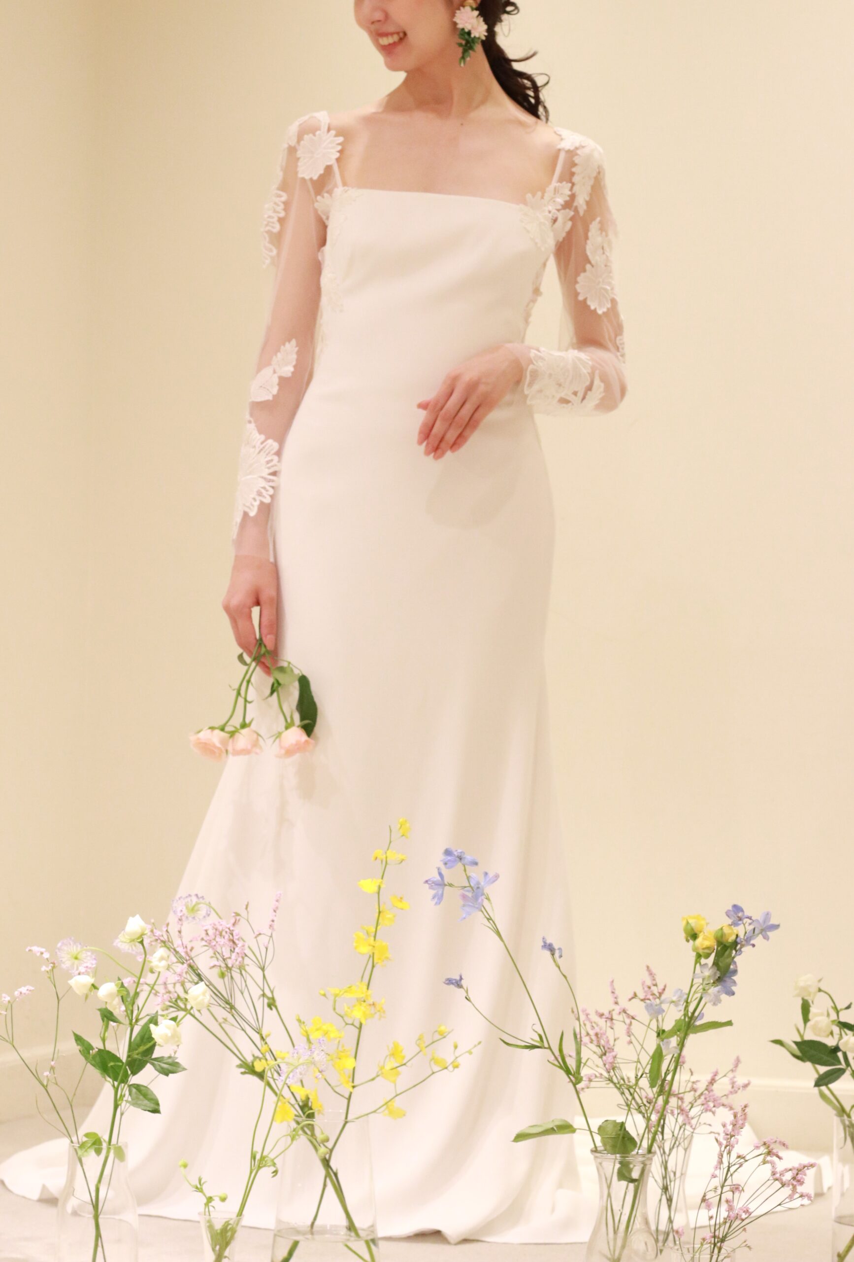 THETREATDRESSINGへ入荷したソフトマーメイドの新作ウェディングドレス、フラワーモチーフのレースのロングスリーブが美しいウェディングと美しいシルエット美を叶える上質なクレープ素材が魅力です