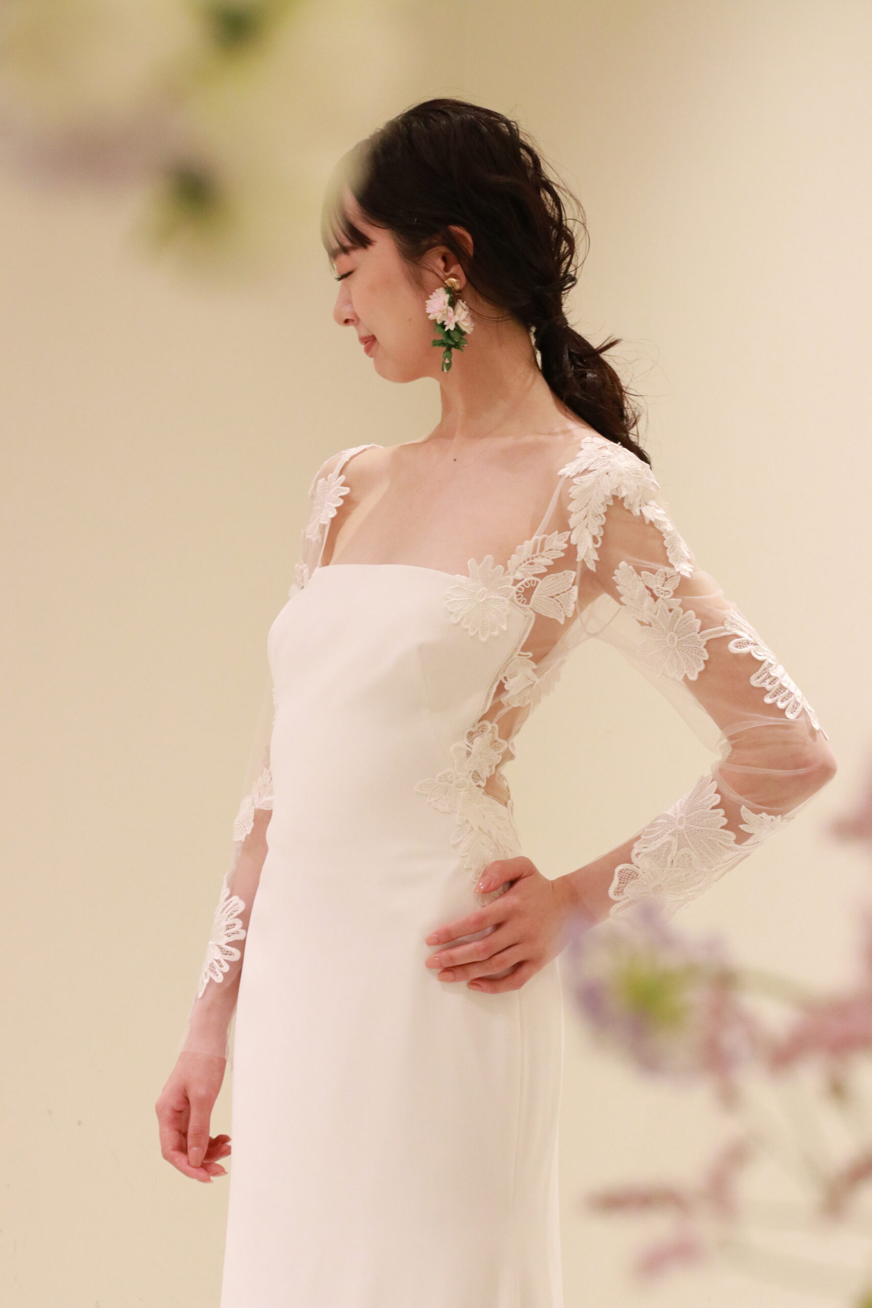 トリートドレッシングでお取り扱いしている新作ウェディングドレス、クラシックでありながらアットホームな雰囲気の結婚式におすすめなウェディングドレスです