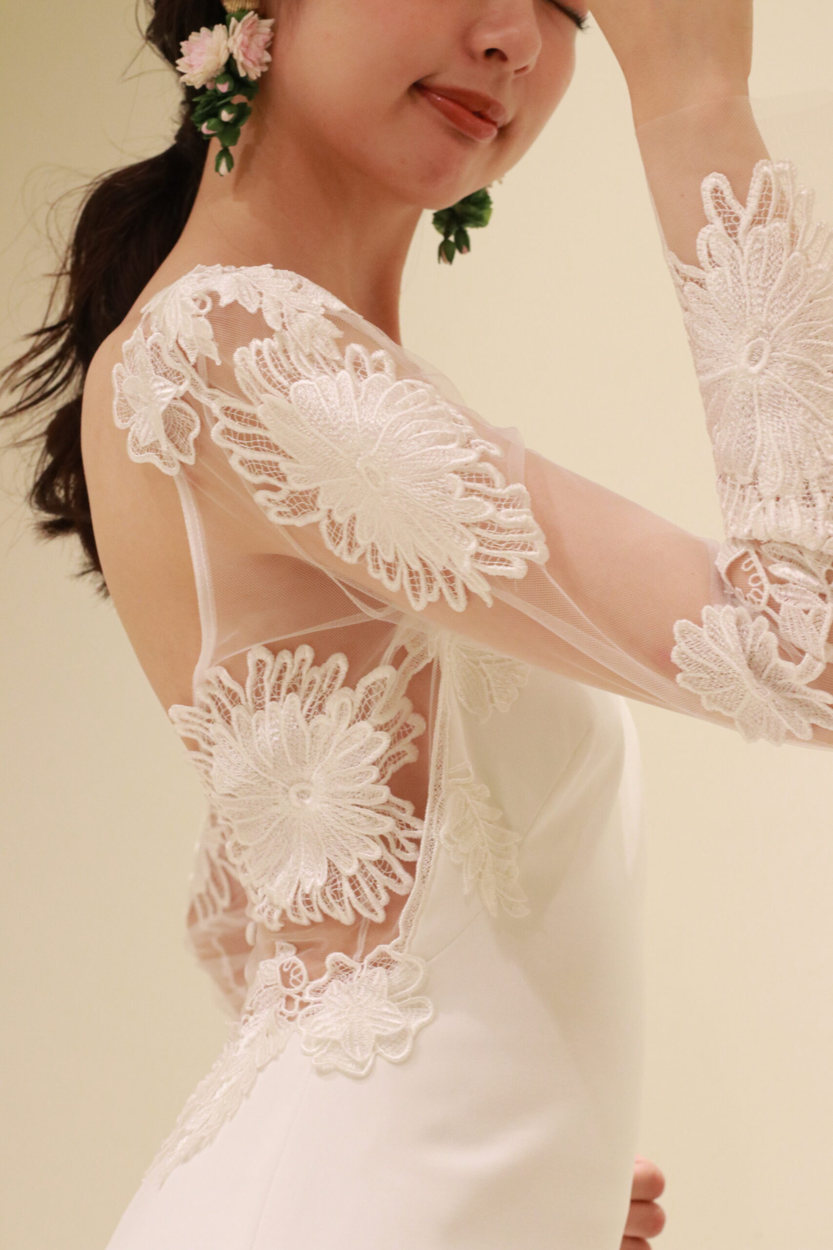 オスカーデラレンタから届いた新作イヤリングとレラローズから届いた新作ウェディングドレスのコーディネートをご紹介 イヤリングは華やかなフラワーモチーフを合わせることでより特別感あふれるコーディネートが叶います