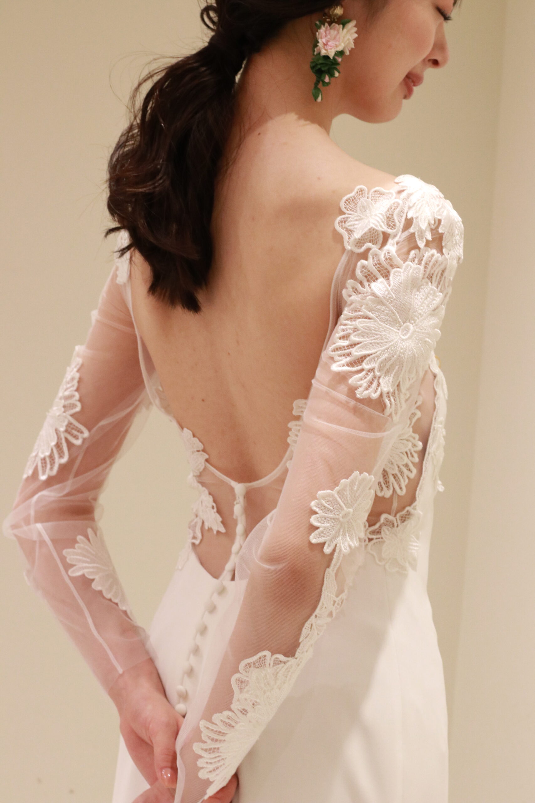 表参道のトリートドレッシングからソフトマーメイドのウェディングドレスをご紹介、ロングスリーブのシークインレースから覗く素肌が華やかでバックコンシャスでおしゃれな一着です