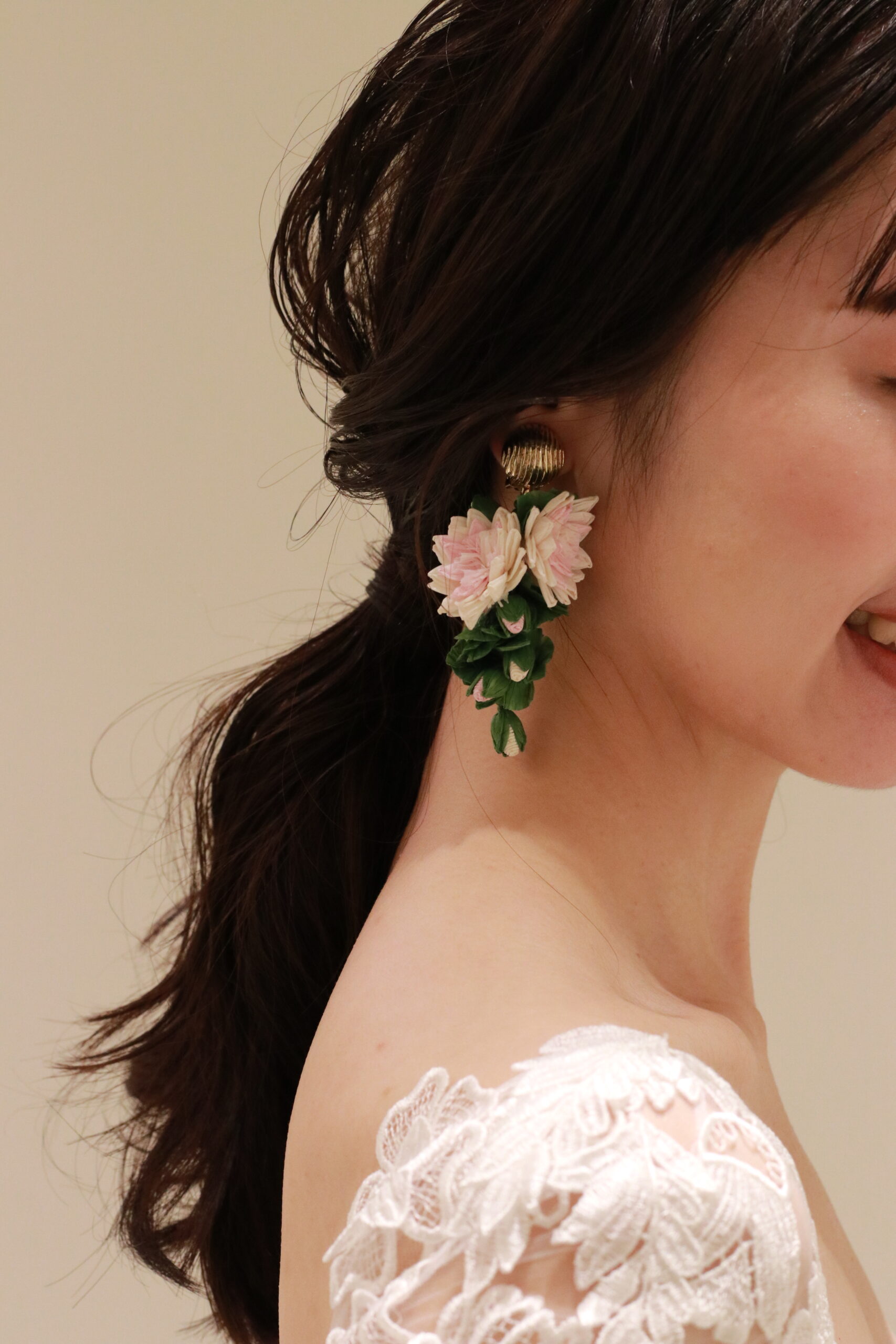 表参道のトリートドレッシングでおすすめの新作イヤリング、オスカーデラレンタから届いた生花のようなフラワーモチーフが目を惹く華やかなアクセサリーです