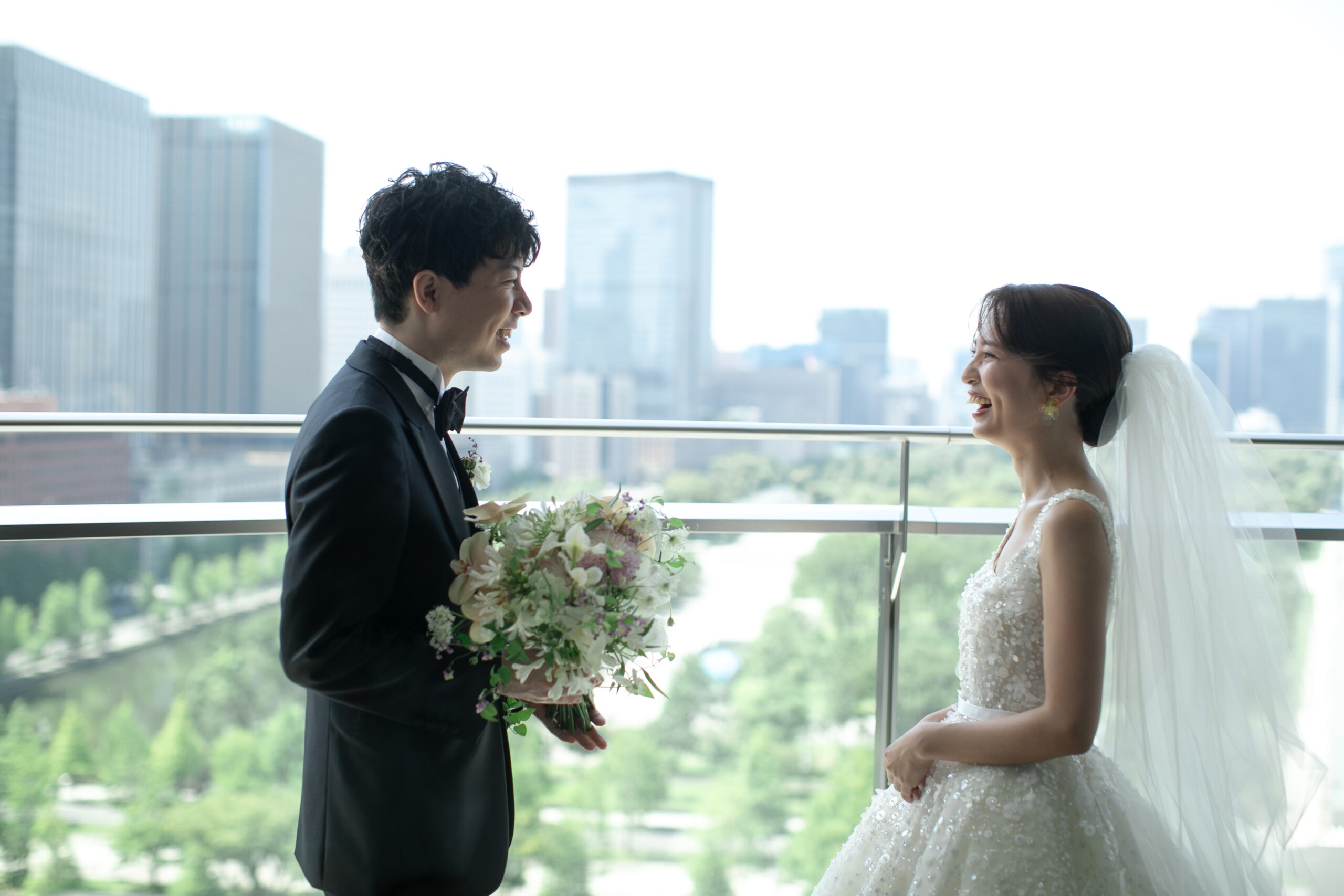 ザトリートドレッシングがおすすめするラグジュアリーブランドELIE SAAB BRIDE(エリー サーブ ブライド)のプリンセスラインのシルエットが豪華なビジューと3Dフラワーのモチーフが際立つウェディングドレスのご紹介