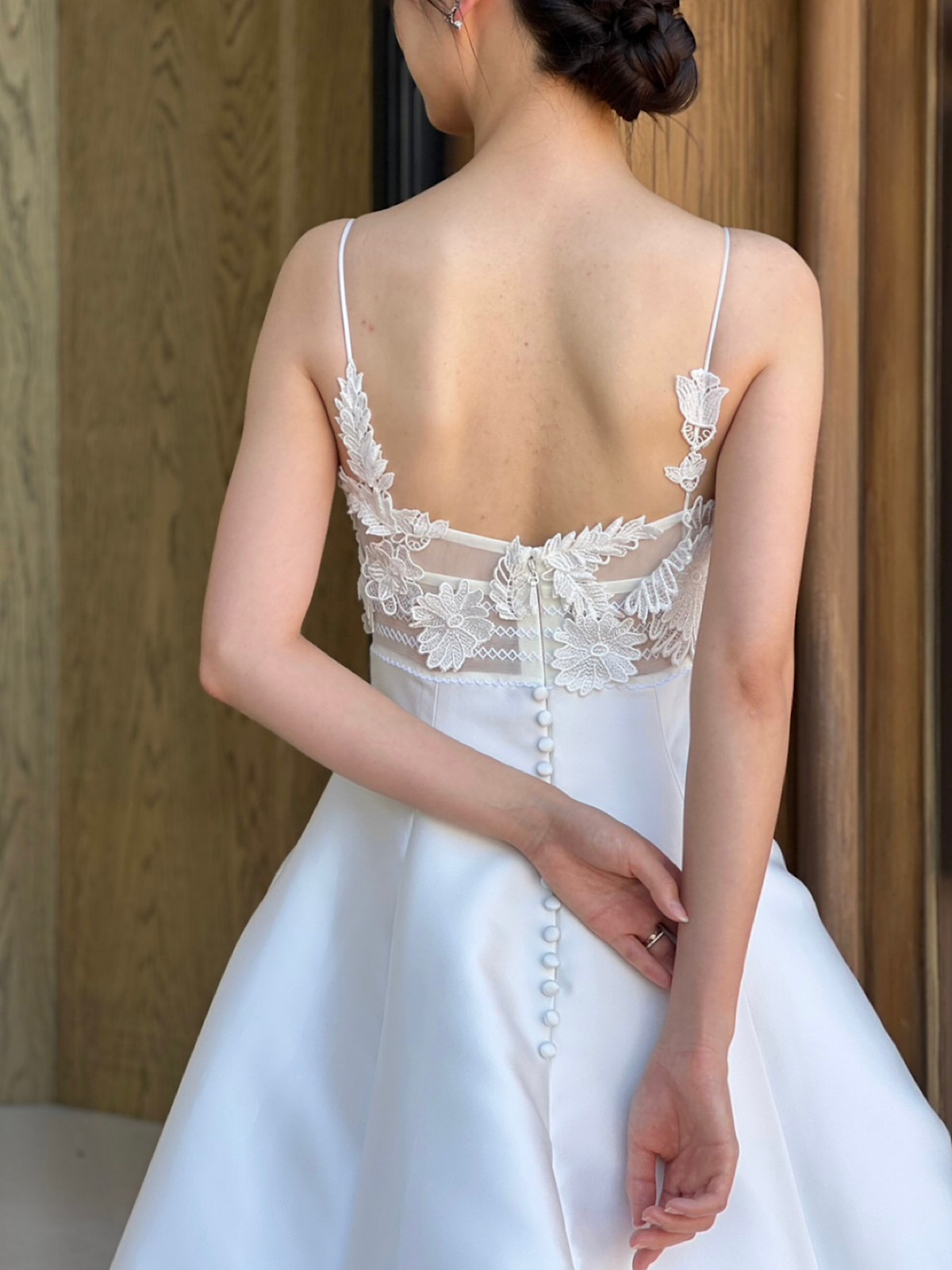 パイピング刺繍のバックデザインがキャッチーで遊び心に溢れる、レラ ローズの新作ウェディングドレス