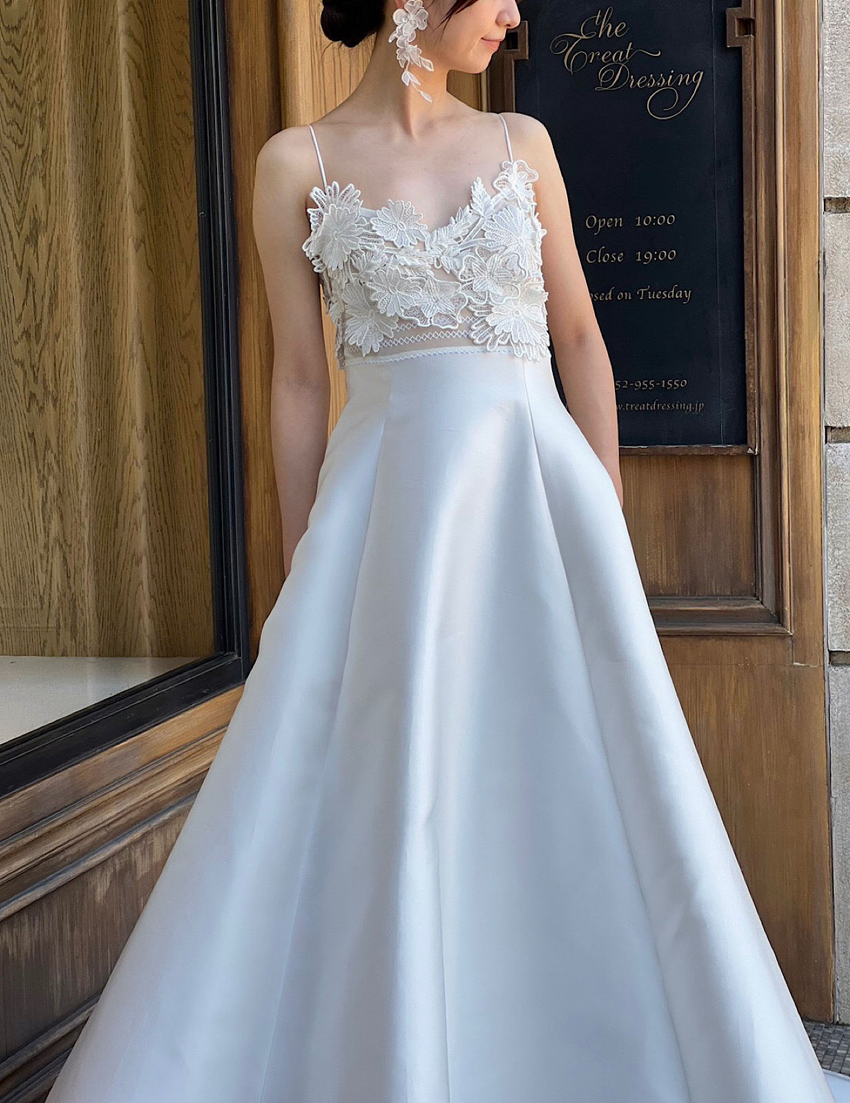 ザ トリート ドレッシング名古屋店がおすすめするレラローズのシルエットが美しい、Aラインのウェディングドレス