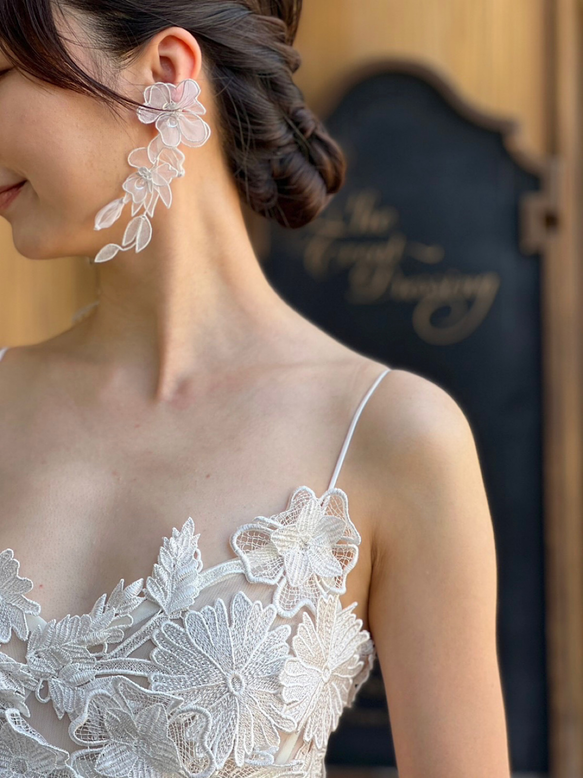 エービーエリーのフラワーイヤリングを合わせた、アットホームな披露宴にぴったりのコーディネート