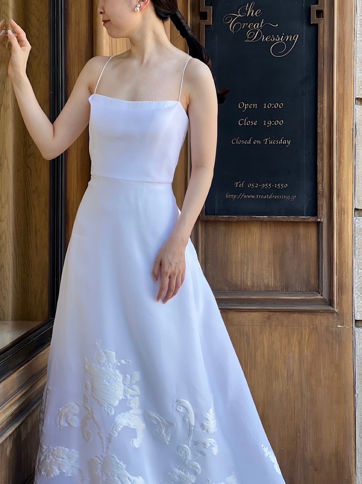 ザトリートドレッシング名古屋店限定でレラローズより入荷した、スレンダーラインの新作ウェディングドレス
