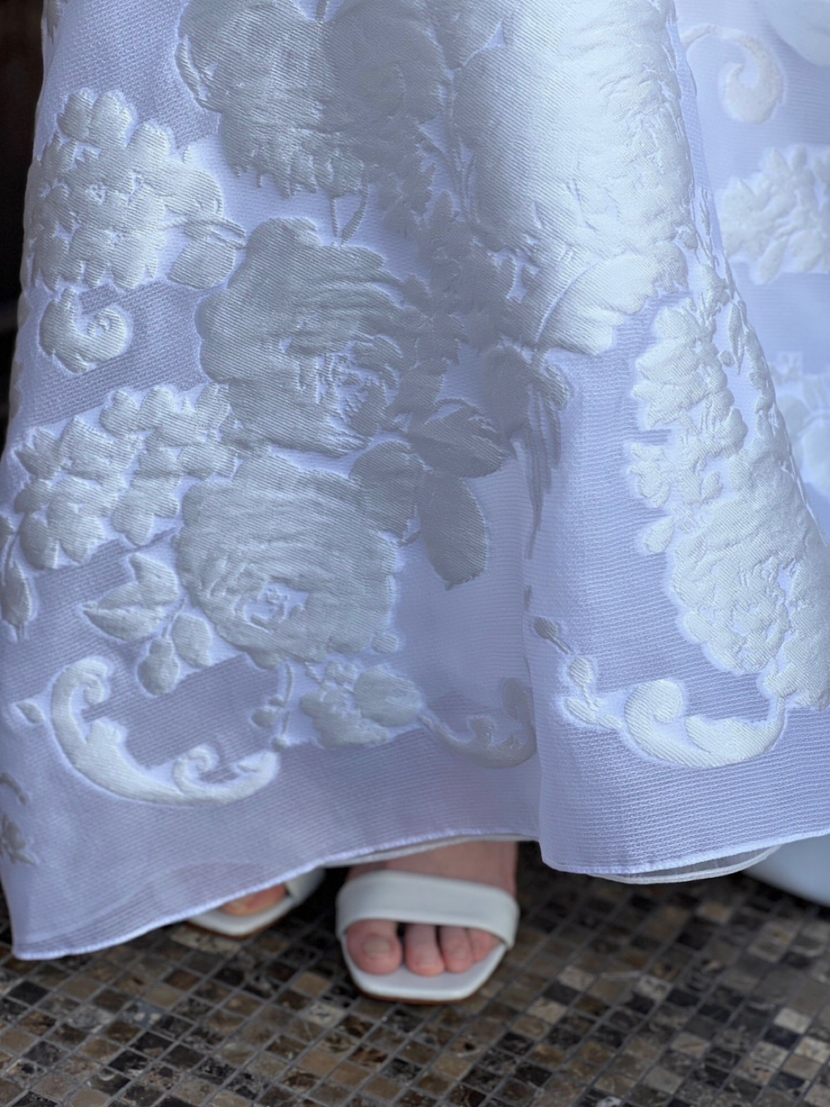 足元からの覗くウェディングシューズまでもこだわりたい、ジャガードデザインが愛らしいレラローズの新作ウェディングドレス