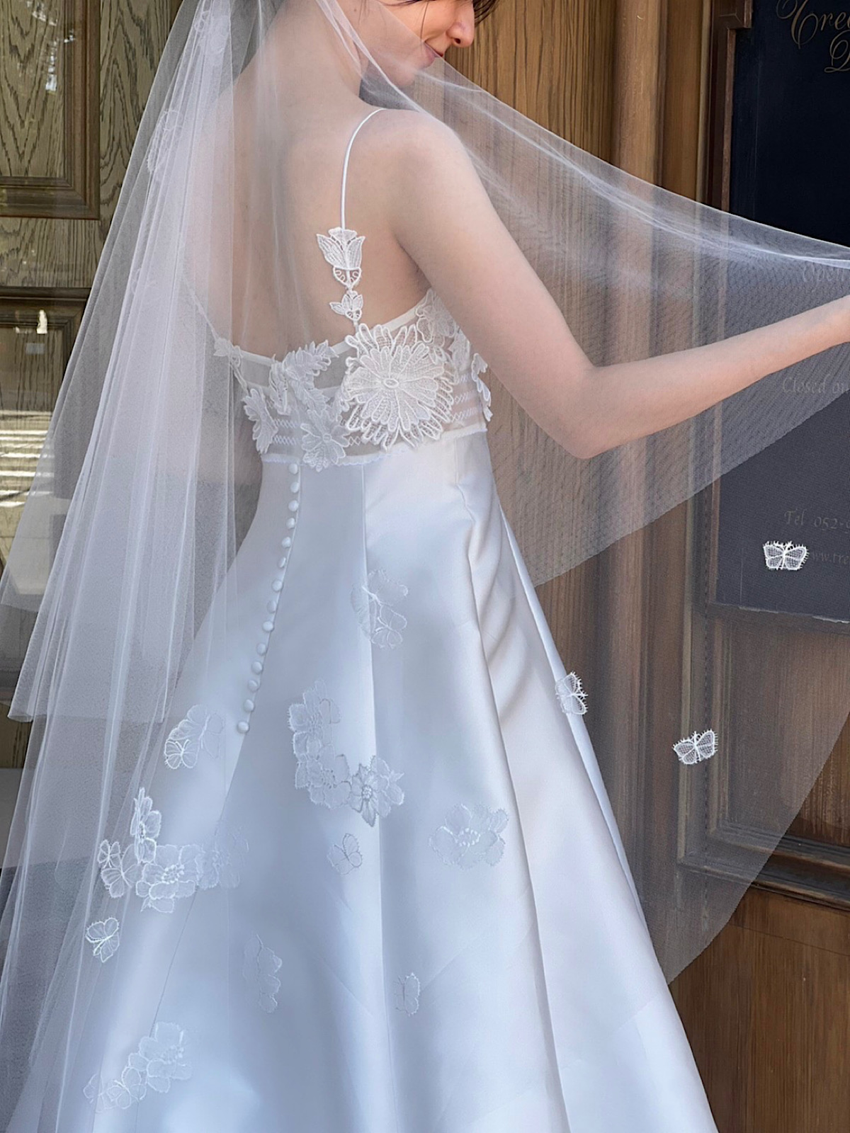 レースベールとのコーディネートが美しいサテンのシンプルなAラインのドレス