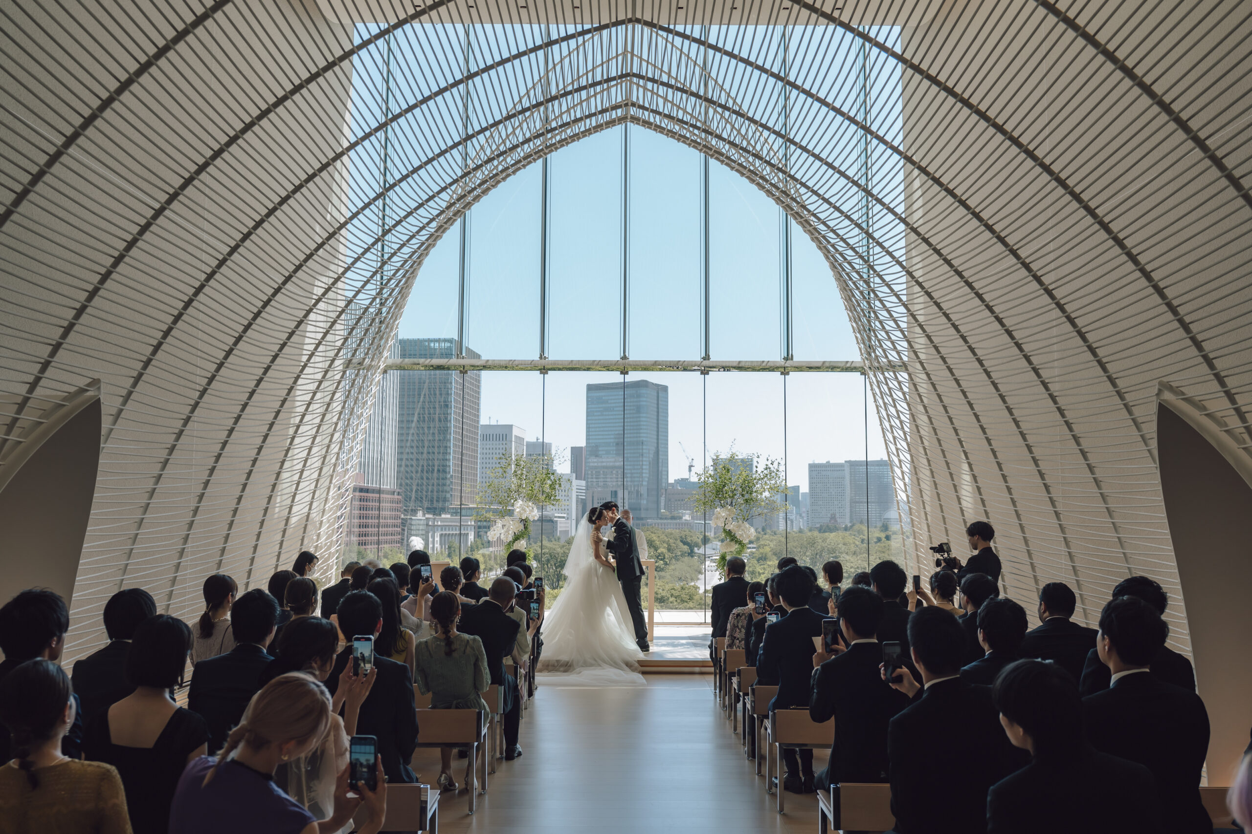 パレスホテル東京の自然光がたっぷり差し込むチャペルで、大切なゲストの皆様に見守られながら誓いを立てるご新郎ご新婦様