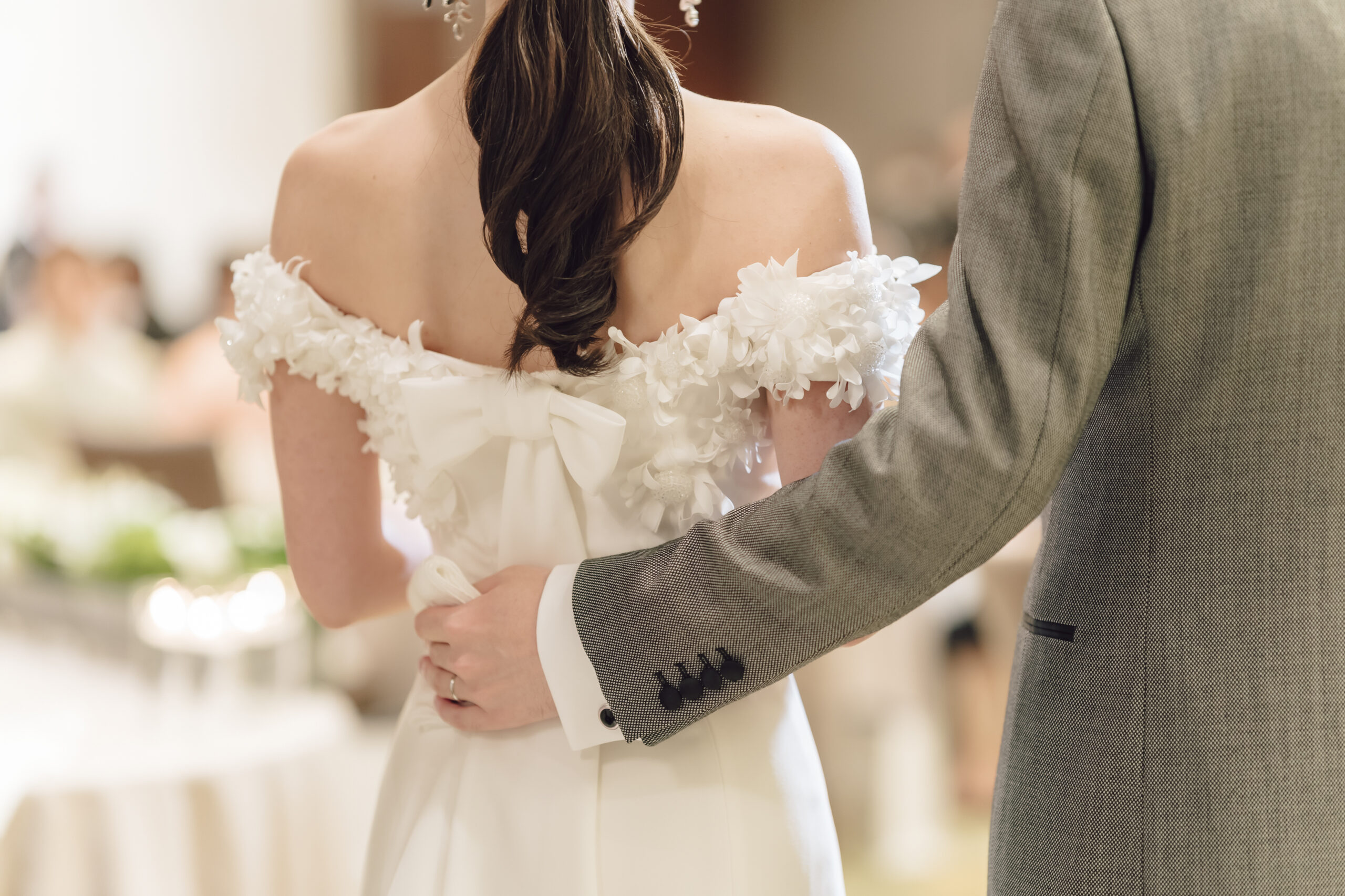 ザトリートドレッシングアディション店でお取り扱いのあるヴィクターアンドロルフマリアージュのソフトマーメイドのウェディングドレスのバックスタイルにはアシンメトリーのリボンがデザインされています