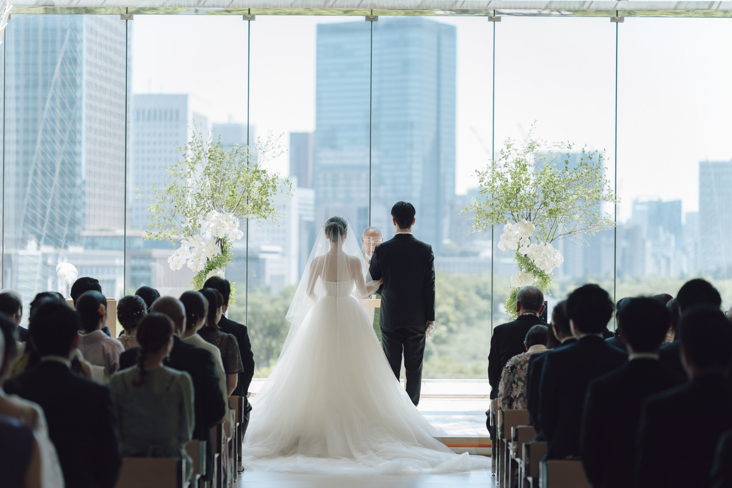 パレスホテル東京の自然光がたっぷり差し込むチャペルで、大切なゲストの皆様に見守られながら誓いを立てるご新郎ご新婦様