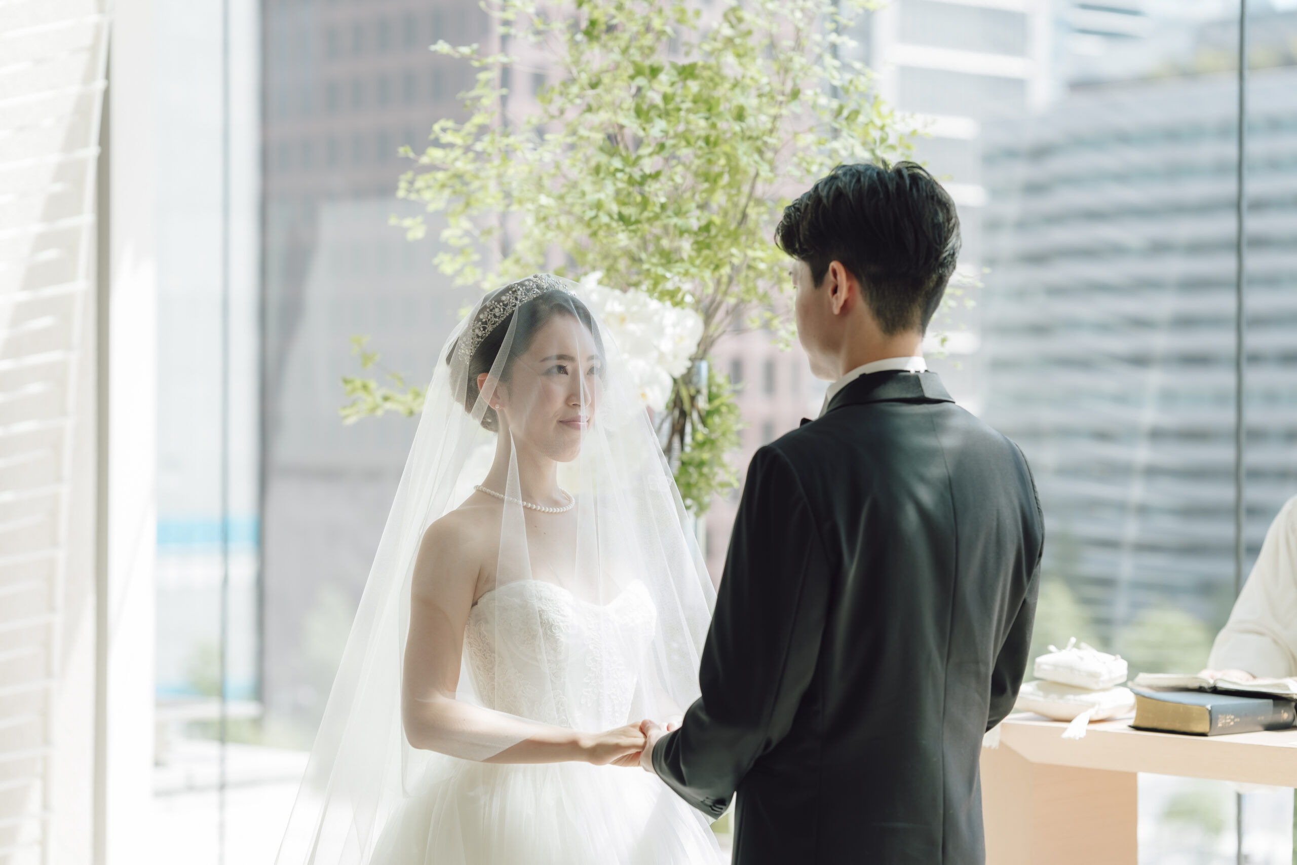 パレスホテル東京の自然光がたっぷり差し込むチャペルで、大切なゲストの皆様に見守られながら誓いを立てるご新郎ご新婦様