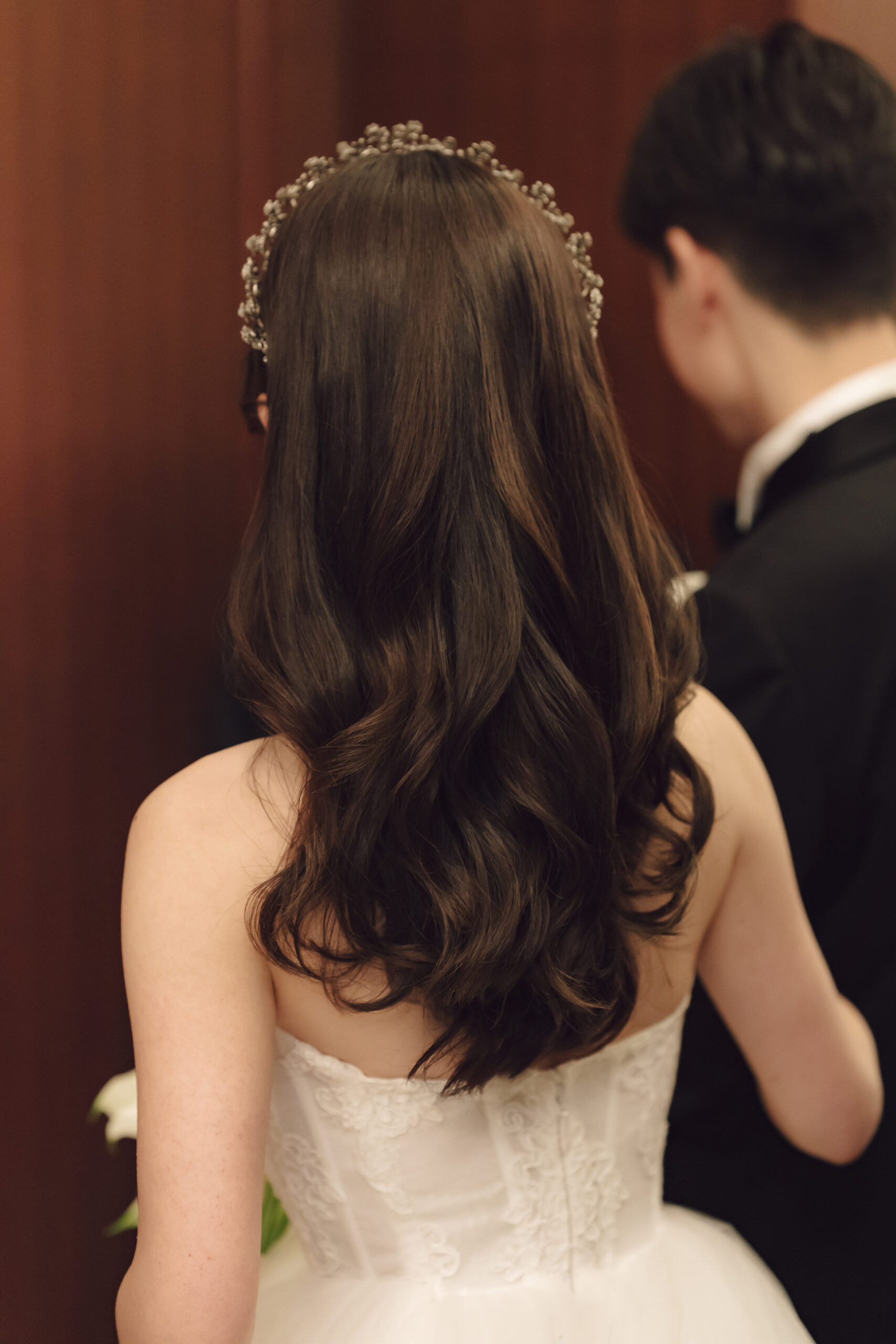 モニークルイリエのプリンセスラインのチュールドレスを纏うご新婦様は披露宴からダウンスタイルへコーディネートチェンジされました