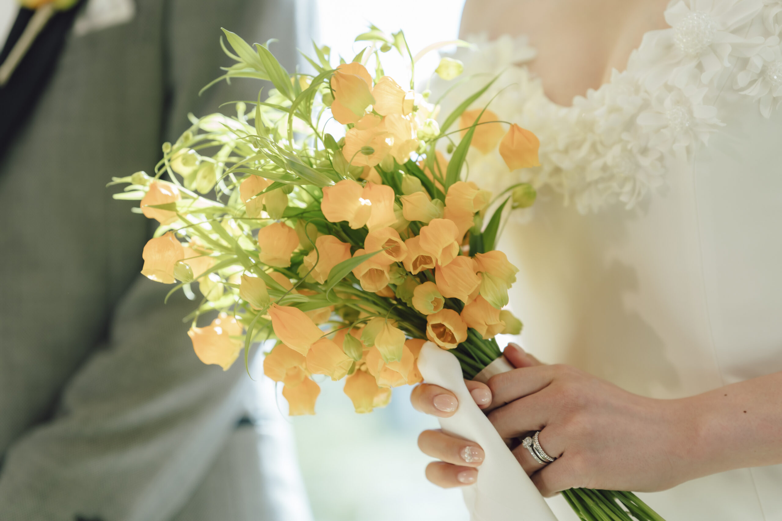 ヴィクターアンドロルフマリアージュのソフトマーメイドのウェディングドレスには新婦様の想いを込めたサンダーソニアのブーケを合わせました