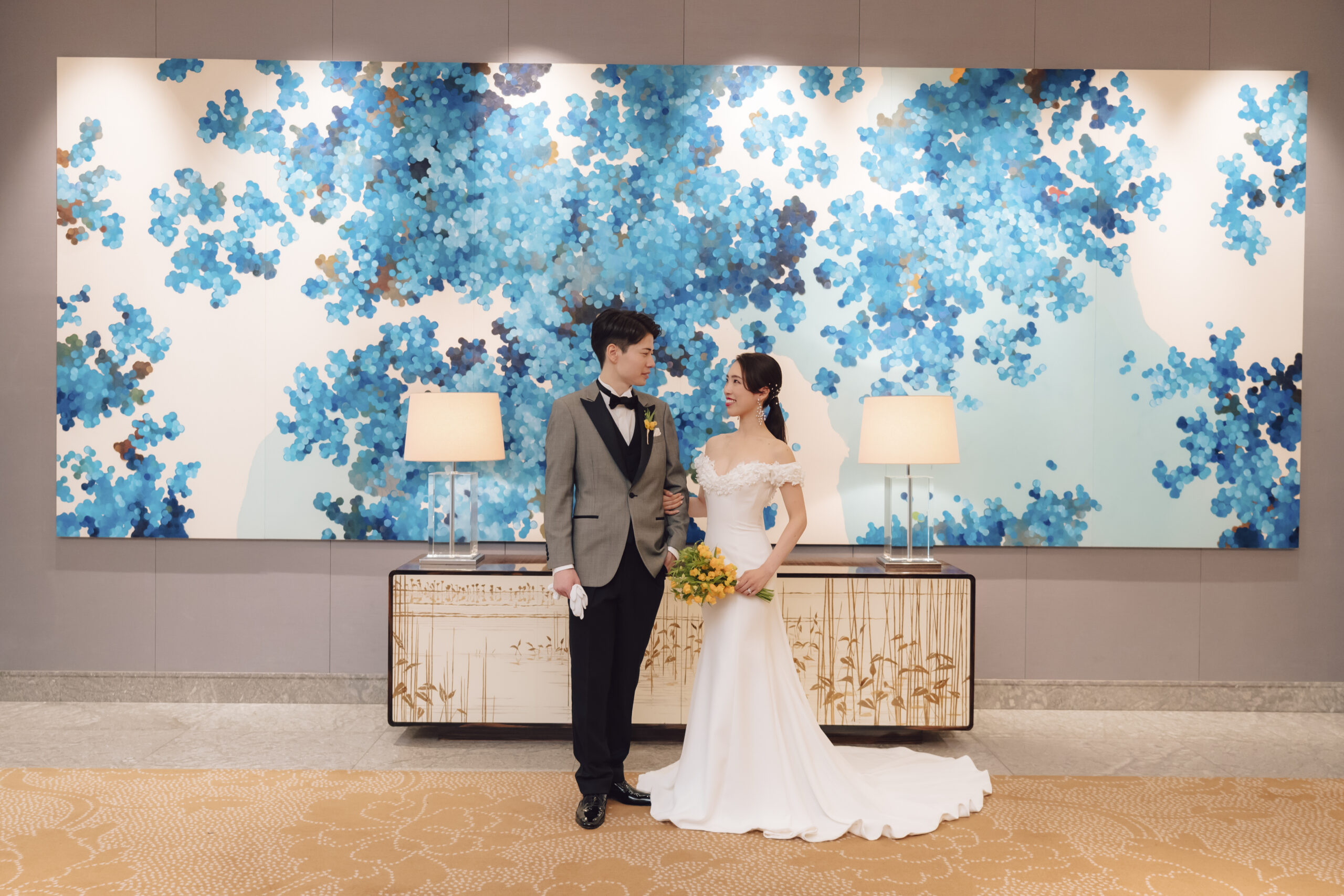 トリートオリジナルのグレーのタキシードにお色直ししたご新郎様とザトリートドレッシングでお取り扱いのあるヴィクターアンドロルフマリアージュのソフトマーメイドのウェディングドレスにお色直ししたご新婦様