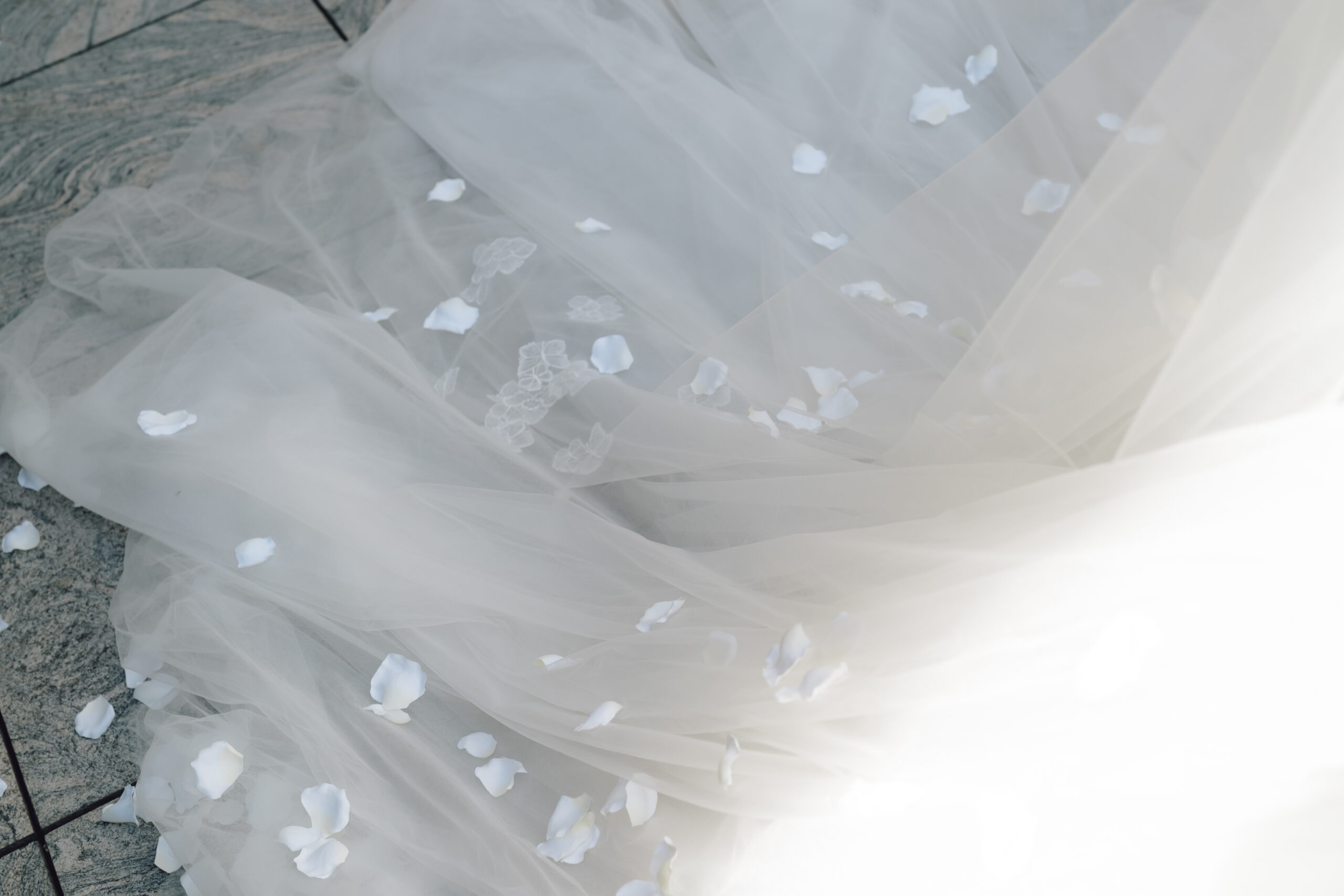 ザトリートドレッシングのアトリエから誕生したトリートオリジナルのベールはフラワーと蝶のレースがあしらわれたデザインです