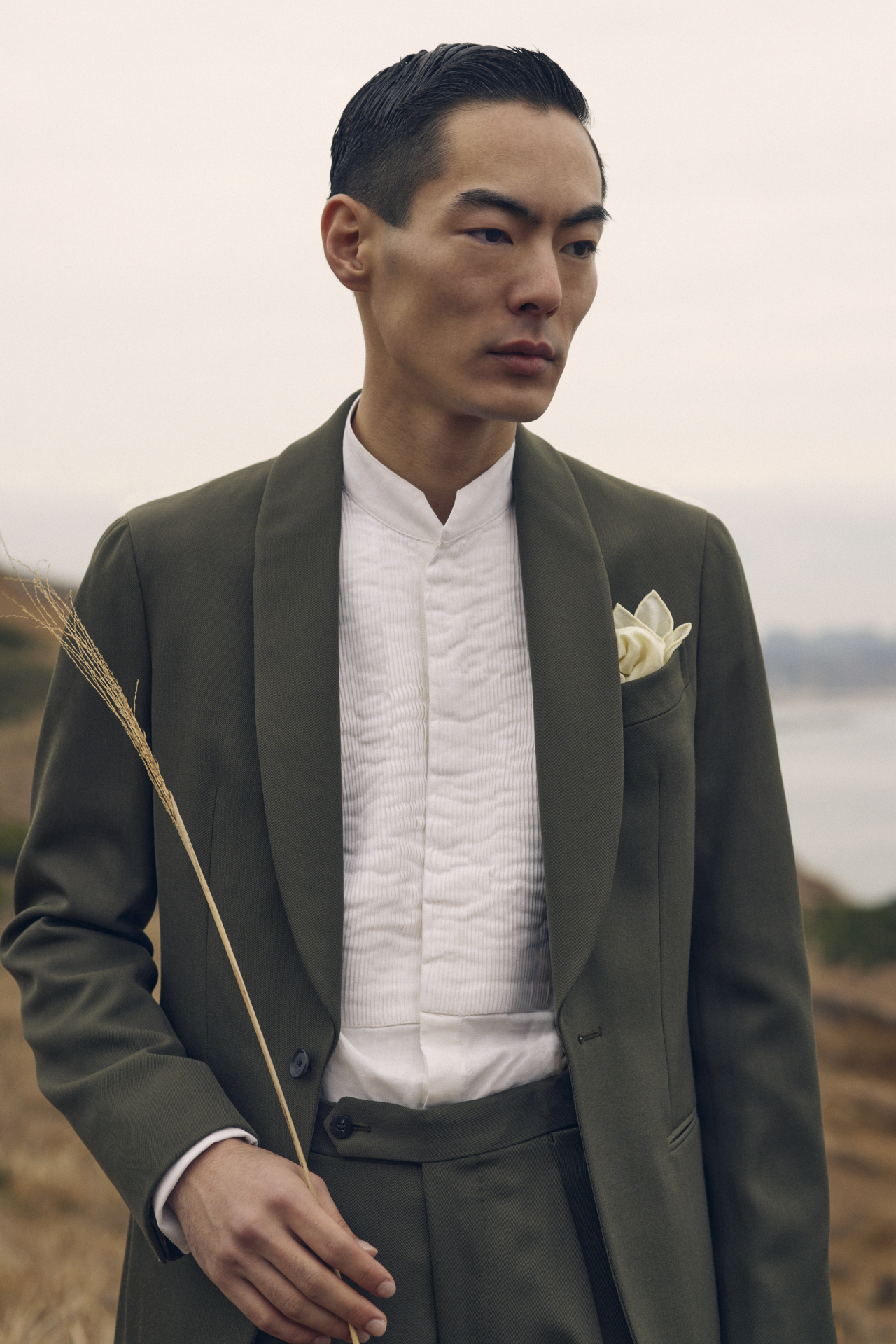 カーキのセットアップにブリエンヌのシャツを組み合わる事で、上品で洗練された印象を演出します。