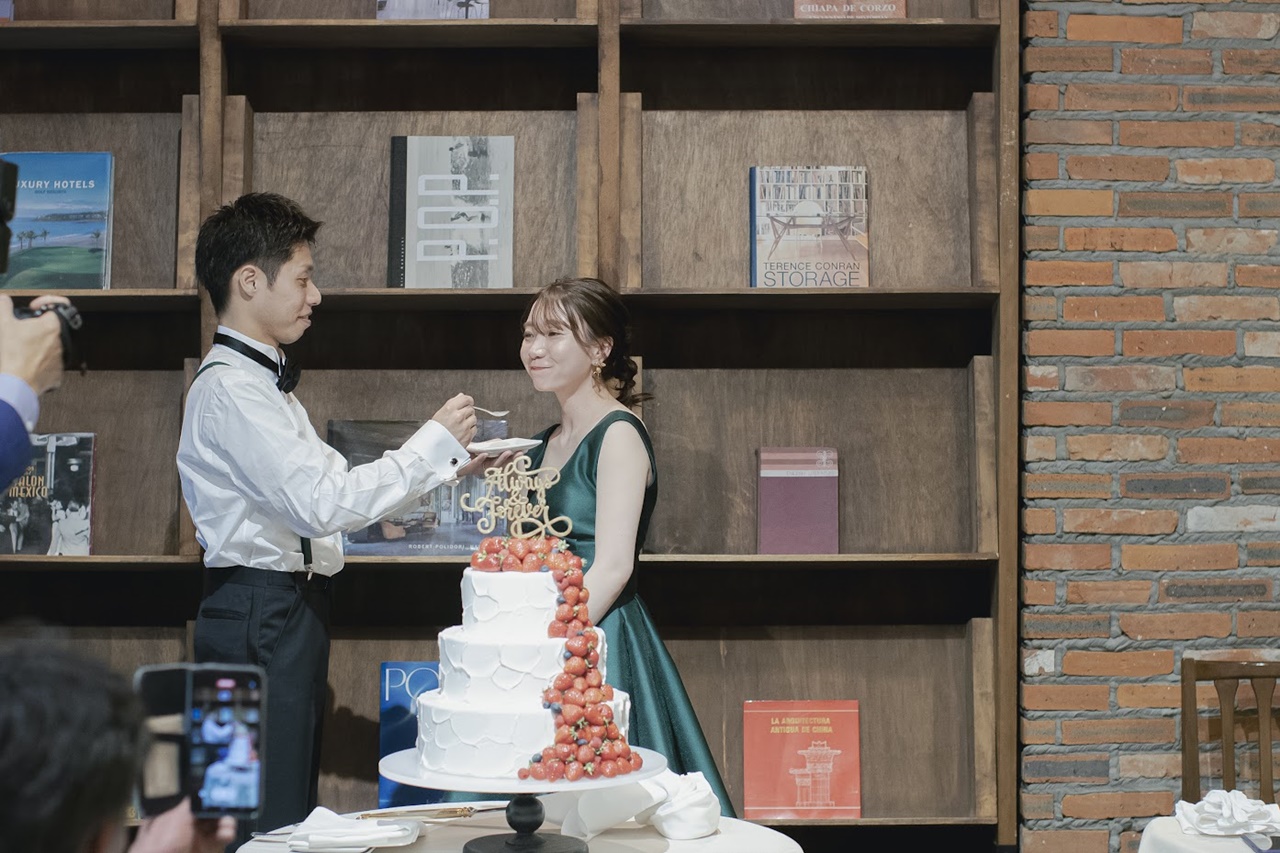 THE LUIGNASのTHE GRAND GARDENの会場にぴったりなトリート メゾンのグリーンのカラードレスで再入場です