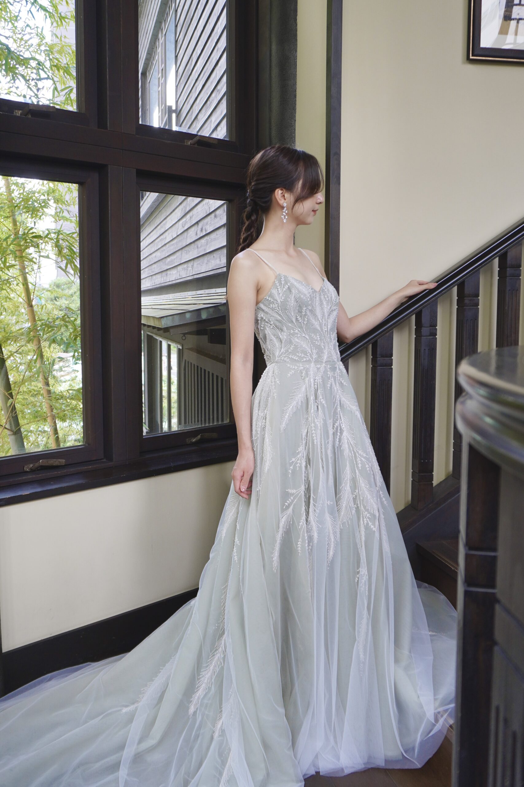 名古屋の結婚式場カワブンナゴヤにおすすめなお色直しカラードレスのご紹介 トリートドレッシングにてお取り扱いのエナウラの最新カラードレスは刺繍チュールがキラッと光る繊細なドレスです